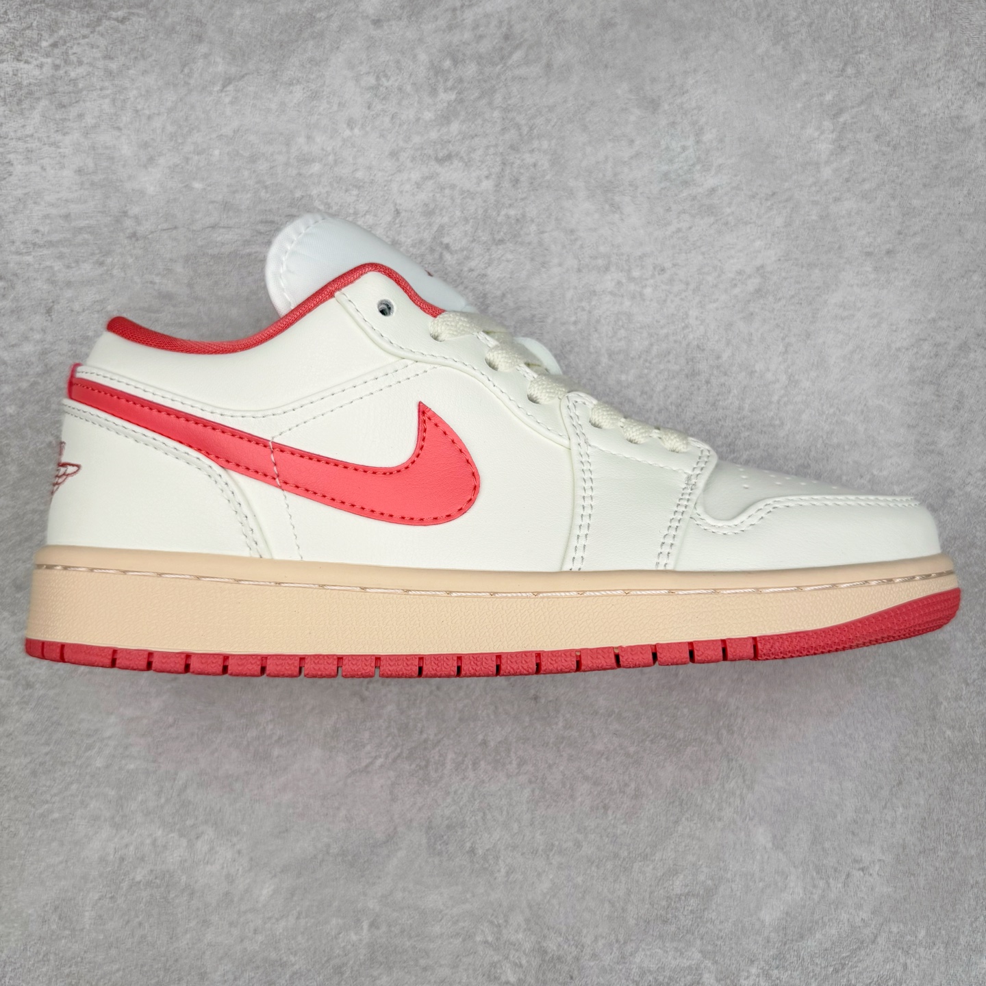 ＃K版 Air Jordan AJ1 Low 低帮 粉白 DC0774-109 全新流水线出品 DT版本唯一平替选择 市场第二梯队最强版 全部原鞋开发 原楦原纸板开发 全鞋电脑针车 原厂内置全掌气垫 原盒内在原标 唯一Zp原版鞋带绑法 免检产品 全新2022版型 全头层皮料 完美零毛边处理 原厂配置全掌气垫 价格定位良心 几十个配色陆续出货 实拍调校N版已经零色差零失真 百分百还原实物色彩所见即所得 不存在货不对板色差等低级问题 选购参考实物拍摄 不混卖不参货 只用心做好货严格选品 承诺混一赔十 尺码：36 36.5 37.5 38 38.5 39 40 40.5 41 42 42.5 43 44 44.5 45-选品中心