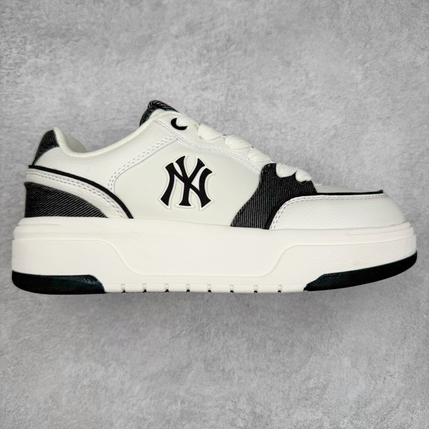 MLB Chunky Liner Basic 复古印花学长鞋系列低帮轻量增高厚底百搭休闲运动慢跑鞋板鞋 Korea韩国联名NY美国榄球纽约洋基队限定 韩国代购专供 全套原楦原纸板原厂数据开发 正确中底拉帮中底网布细节 平台代购专供 左脚内置芯片 韩国代购吊牌标贴 独家一比一RB+MD组合大底 高频后跟小人Logo精准对位立体饱满 正确网布加超迁鞋面 转印中底走线紧密 转印Logo工艺表层防刮不掉色 尺码：35 36 36.5 37.5 38 38.5 39 40 40.5 41 42 42.5 43 44 45-选品中心