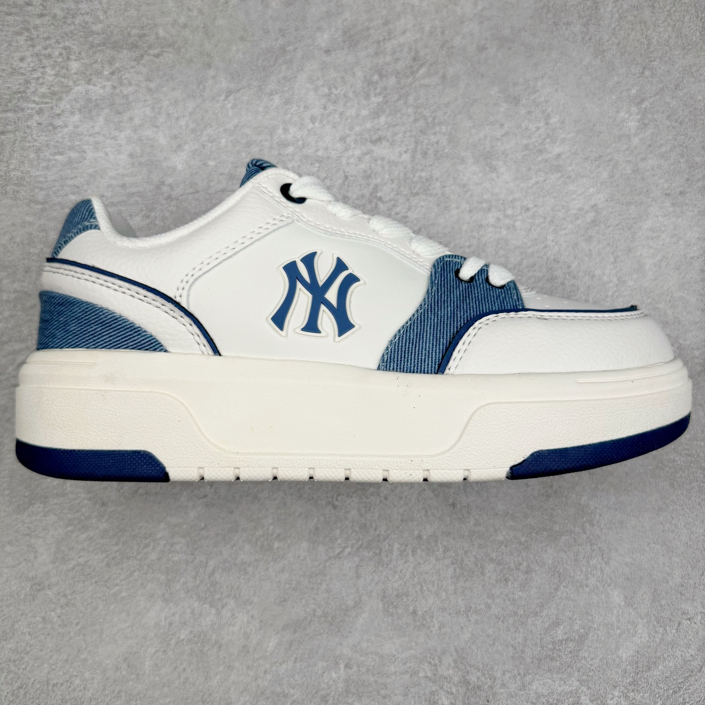 MLB Chunky Liner Basic 复古印花学长鞋系列低帮轻量增高厚底百搭休闲运动慢跑鞋板鞋 Korea韩国联名NY美国榄球纽约洋基队限定 韩国代购专供 全套原楦原纸板原厂数据开发 正确中底拉帮中底网布细节 平台代购专供 左脚内置芯片 韩国代购吊牌标贴 独家一比一RB+MD组合大底 高频后跟小人Logo精准对位立体饱满 正确网布加超迁鞋面 转印中底走线紧密 转印Logo工艺表层防刮不掉色 尺码：35 36 36.5 37.5 38 38.5 39 40 40.5 41 42 42.5 43 44 45-选品中心