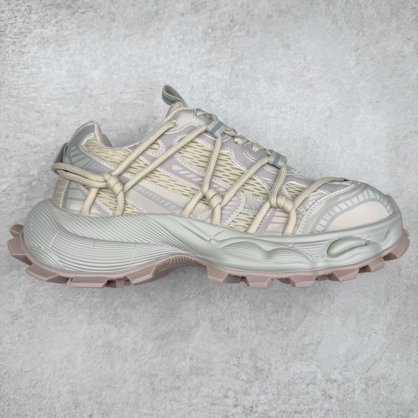 GG-CC Chunky Low休闲运动厚底增高老爹鞋 广东大厂出品 完美细节 25ss春季新款厚底增高 大长腿 时髦look轻松定格 不费力展现率性氛围 高档银盒 酷帅机能风不规则设计大底 双鞋带拼色造型设计 轻便舒适百搭 GGcc厚底增高简直就是小个子的快乐! 不管怎么搭都好看~ 尺码：35 36 37 38 39 40-选品中心