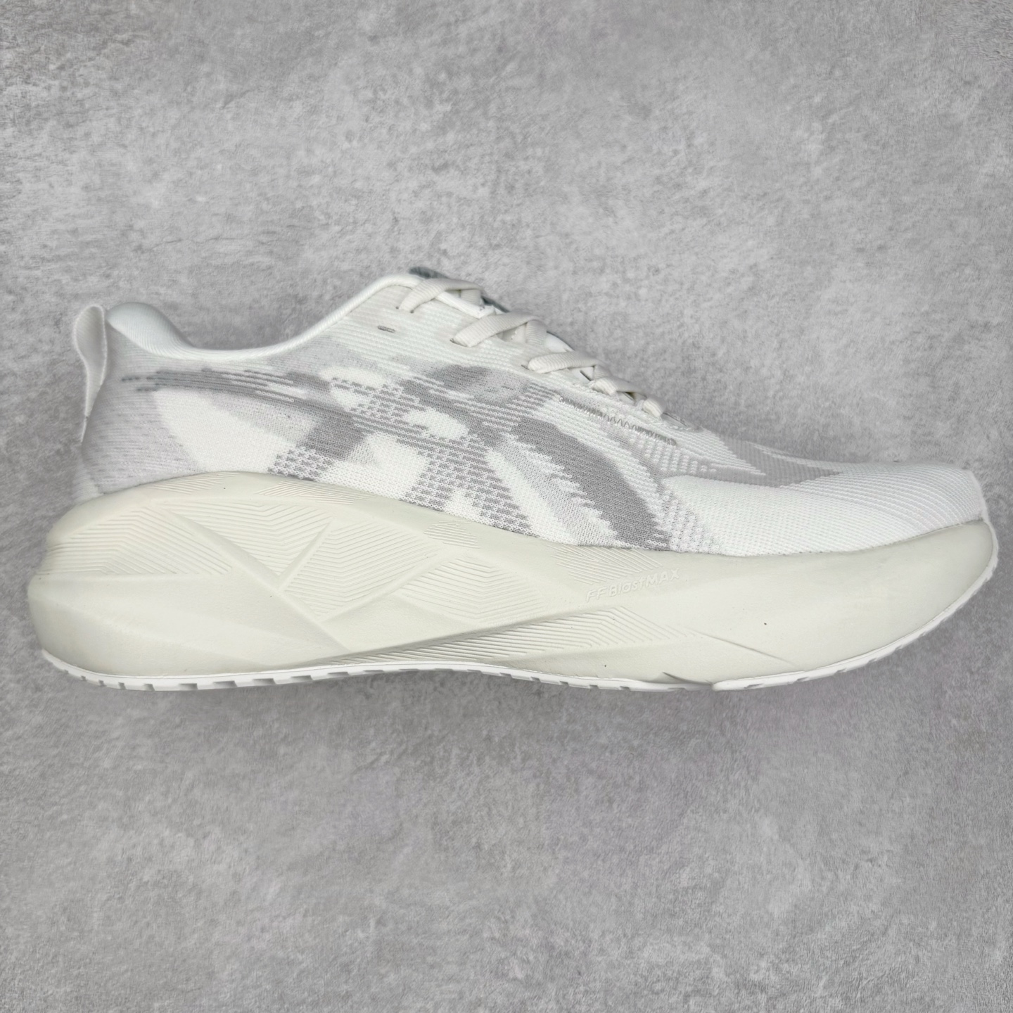 ASICS NOVABLAST 5 亚瑟士舒适缓震跑鞋 鞋面从NOVABLAST 3的工程网眼升级为一片式轻量编织设计 提升了跑鞋的透气性 并配备结构鞋舌 进一步提升透气性的同时减少鞋舌滑动 从而实现更好的包裹感 后跟结构也是亮点之一 不仅提升了稳定性 还能给跑者提供更强支撑 上脚舒适度非常明显 无论如何跑跳晃动 双脚都被包裹的非常服帖舒适 同时前脚掌有足够空间 中足又很贴合 后跟高度和弧度也都非常舒适 从NOVABLAST 5采用全新FF BLAST PLUS ECO轻量高能回弹泡棉材料 这是一种超过20%的生物基可再生资源 在带给跑者更舒适体验同时助力减轻环境负担 值得关注的是NOVABLAST 4将成为该系列首款贴有CO2e标签的鞋款 以进一步严格贯彻ASICS亚瑟士的可持续发展理念 大底采用了低密度设计的AHAR LO 更大程度增强鞋款耐磨性 提升使用寿命 外底液采用了全新设计 其灵感来源于植物的斐波那契螺旋叶片图案 独特的几何纹路使新一代鞋款的外观更具标志性 中底和大底设计都是为了让跑者获得更大的能量反馈 更强的回弹性 在跑步过程中轻弹畅跑 看配置就能感受到NOVABLAST的优势 高回弹、高缓震、且耐用的综合长跑训练鞋 尺码：36 37 38 39 39.5 40 40.5 41.5 42 42.5 43.5 44 45-选品中心