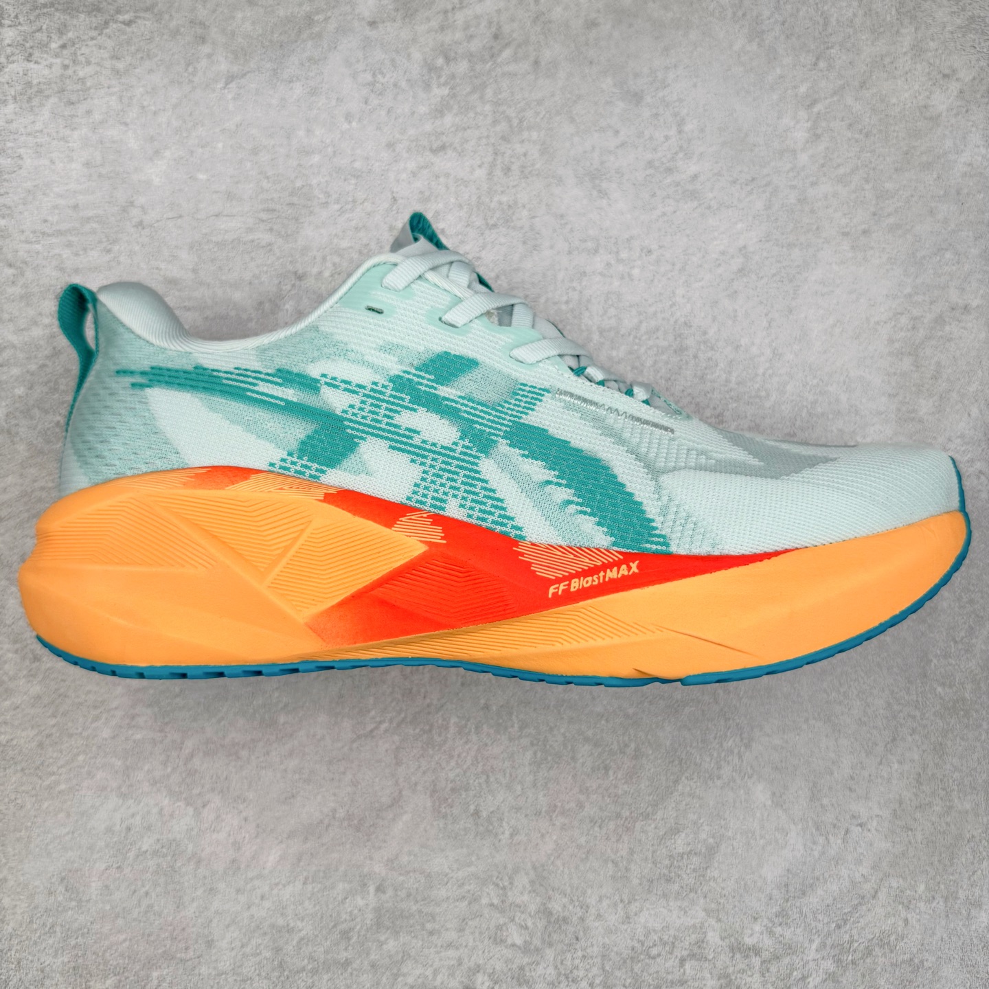 ASICS NOVABLAST 5 亚瑟士舒适缓震跑鞋 鞋面从NOVABLAST 3的工程网眼升级为一片式轻量编织设计 提升了跑鞋的透气性 并配备结构鞋舌 进一步提升透气性的同时减少鞋舌滑动 从而实现更好的包裹感 后跟结构也是亮点之一 不仅提升了稳定性 还能给跑者提供更强支撑 上脚舒适度非常明显 无论如何跑跳晃动 双脚都被包裹的非常服帖舒适 同时前脚掌有足够空间 中足又很贴合 后跟高度和弧度也都非常舒适 从NOVABLAST 5采用全新FF BLAST PLUS ECO轻量高能回弹泡棉材料 这是一种超过20%的生物基可再生资源 在带给跑者更舒适体验同时助力减轻环境负担 值得关注的是NOVABLAST 4将成为该系列首款贴有CO2e标签的鞋款 以进一步严格贯彻ASICS亚瑟士的可持续发展理念 大底采用了低密度设计的AHAR LO 更大程度增强鞋款耐磨性 提升使用寿命 外底液采用了全新设计 其灵感来源于植物的斐波那契螺旋叶片图案 独特的几何纹路使新一代鞋款的外观更具标志性 中底和大底设计都是为了让跑者获得更大的能量反馈 更强的回弹性 在跑步过程中轻弹畅跑 看配置就能感受到NOVABLAST的优势 高回弹、高缓震、且耐用的综合长跑训练鞋 尺码：36 37 38 39 39.5 40 40.5 41.5 42 42.5 43.5 44 45-选品中心