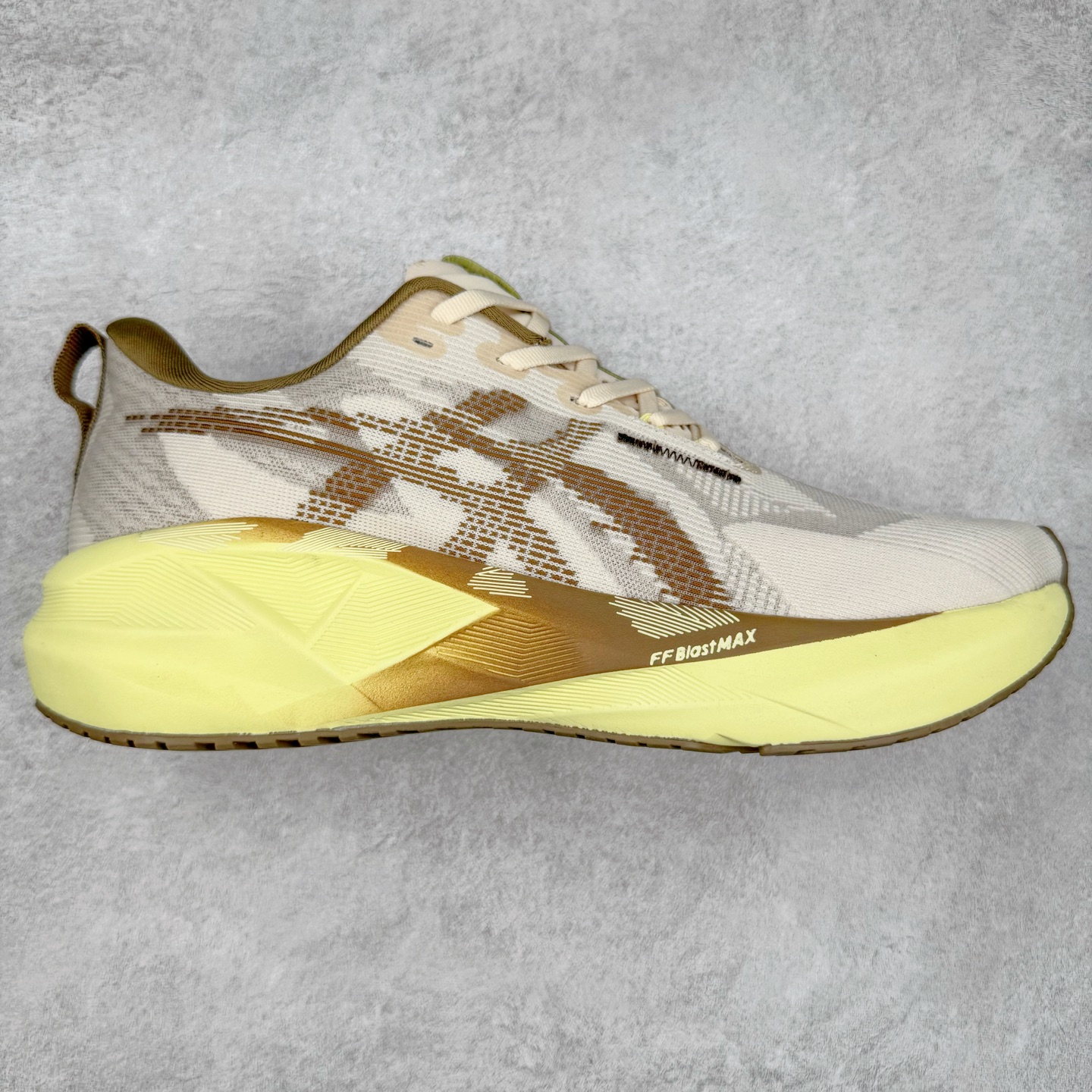 ASICS NOVABLAST 5 亚瑟士舒适缓震跑鞋 鞋面从NOVABLAST 3的工程网眼升级为一片式轻量编织设计 提升了跑鞋的透气性 并配备结构鞋舌 进一步提升透气性的同时减少鞋舌滑动 从而实现更好的包裹感 后跟结构也是亮点之一 不仅提升了稳定性 还能给跑者提供更强支撑 上脚舒适度非常明显 无论如何跑跳晃动 双脚都被包裹的非常服帖舒适 同时前脚掌有足够空间 中足又很贴合 后跟高度和弧度也都非常舒适 从NOVABLAST 5采用全新FF BLAST PLUS ECO轻量高能回弹泡棉材料 这是一种超过20%的生物基可再生资源 在带给跑者更舒适体验同时助力减轻环境负担 值得关注的是NOVABLAST 4将成为该系列首款贴有CO2e标签的鞋款 以进一步严格贯彻ASICS亚瑟士的可持续发展理念 大底采用了低密度设计的AHAR LO 更大程度增强鞋款耐磨性 提升使用寿命 外底液采用了全新设计 其灵感来源于植物的斐波那契螺旋叶片图案 独特的几何纹路使新一代鞋款的外观更具标志性 中底和大底设计都是为了让跑者获得更大的能量反馈 更强的回弹性 在跑步过程中轻弹畅跑 看配置就能感受到NOVABLAST的优势 高回弹、高缓震、且耐用的综合长跑训练鞋 尺码：36 37 38 39 39.5 40 40.5 41.5 42 42.5 43.5 44 45-选品中心