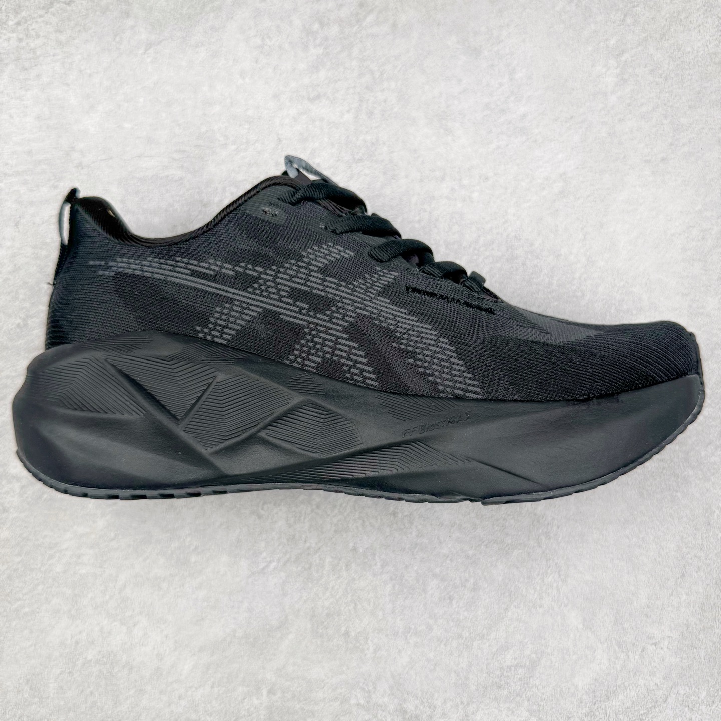 ASICS NOVABLAST 5 亚瑟士舒适缓震跑鞋 鞋面从NOVABLAST 3的工程网眼升级为一片式轻量编织设计 提升了跑鞋的透气性 并配备结构鞋舌 进一步提升透气性的同时减少鞋舌滑动 从而实现更好的包裹感 后跟结构也是亮点之一 不仅提升了稳定性 还能给跑者提供更强支撑 上脚舒适度非常明显 无论如何跑跳晃动 双脚都被包裹的非常服帖舒适 同时前脚掌有足够空间 中足又很贴合 后跟高度和弧度也都非常舒适 从NOVABLAST 5采用全新FF BLAST PLUS ECO轻量高能回弹泡棉材料 这是一种超过20%的生物基可再生资源 在带给跑者更舒适体验同时助力减轻环境负担 值得关注的是NOVABLAST 4将成为该系列首款贴有CO2e标签的鞋款 以进一步严格贯彻ASICS亚瑟士的可持续发展理念 大底采用了低密度设计的AHAR LO 更大程度增强鞋款耐磨性 提升使用寿命 外底液采用了全新设计 其灵感来源于植物的斐波那契螺旋叶片图案 独特的几何纹路使新一代鞋款的外观更具标志性 中底和大底设计都是为了让跑者获得更大的能量反馈 更强的回弹性 在跑步过程中轻弹畅跑 看配置就能感受到NOVABLAST的优势 高回弹、高缓震、且耐用的综合长跑训练鞋 尺码：36 37 38 39 39.5 40 40.5 41.5 42 42.5 43.5 44 45-选品中心