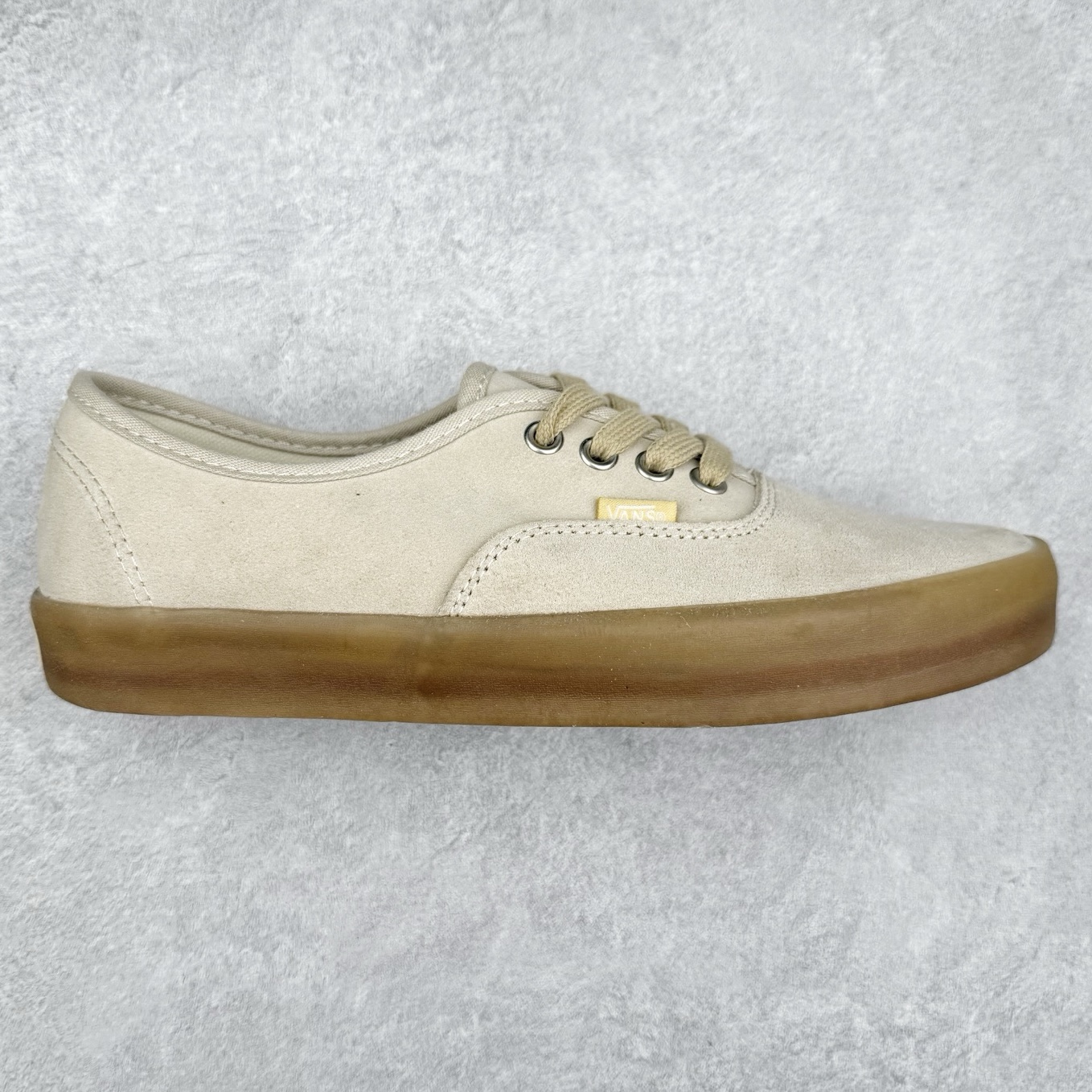 Vans Premium Authentic 翻毛皮 复古半透明生胶底 官方新款 经典Aut鞋型搭配麂皮鞋身 质感拉满 轻盈的透明生胶大底 解放厚重脚感 货号：VN000CRQ6RJ 黑灰 货号：VN000CRQBYS 米灰 尺码：35 36 36.5 37 38 38.5 39 40 40.5 41 42 42.5 43 44 硫化工艺：1：1（真标、原钢印、材质标、鞋型标、合格证）-选品中心