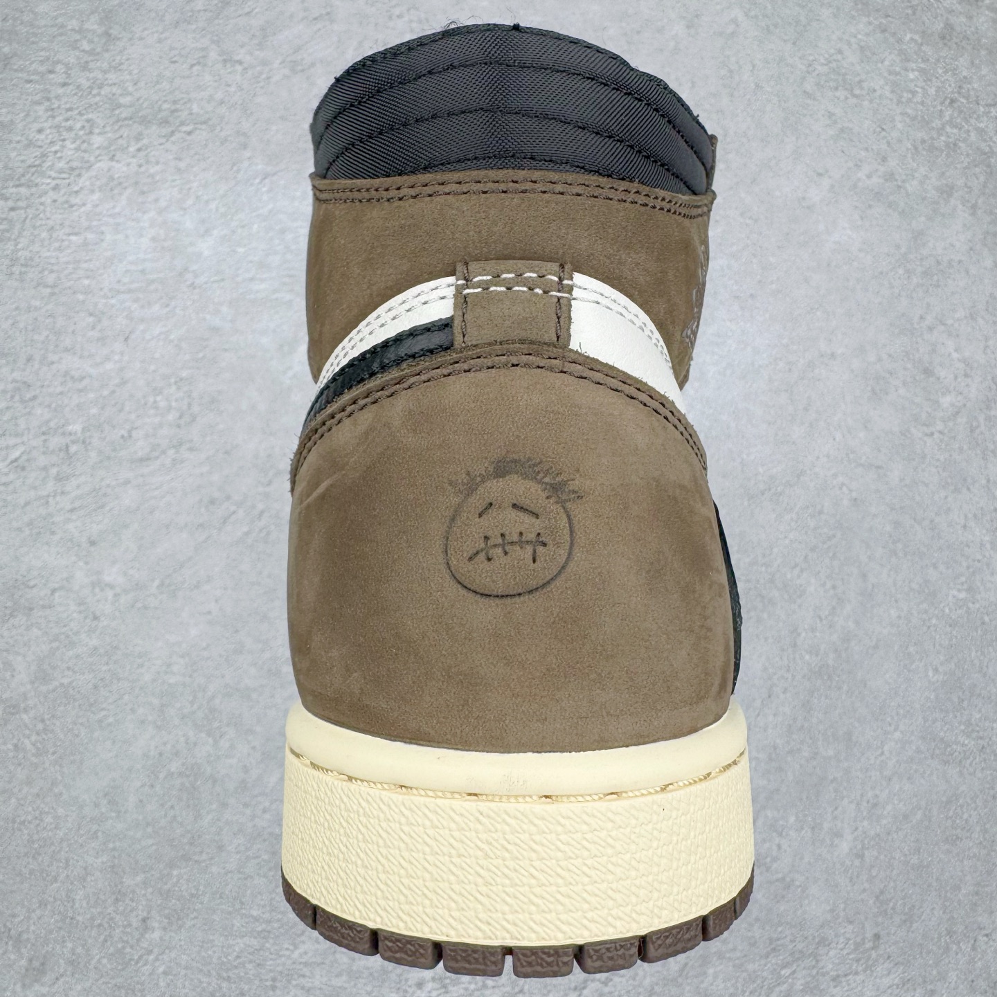 图片[8]-＃纯原 Travis Scott x Air Jordan AJ1 High OG SP TS联名深棕倒钩高帮 CD4487-100 圈内最强系列 高端零售特供批次 产品品控稳定性领先行业 各方面均可对飙L版 良心定价不杀猪 SZ原厂全套原楦原纸板冲刀磨具开发 原厂分段鬼脸磨具 深浅形状细节原鞋一致 原厂皮料加持 原厂港宝加持定型后跟R度完美 同源原厂电绣 飞翼针数密度立体效果一致 百分百一致原鞋 原厂拉帮工艺 针距密度一致 后跟弧度收口自然不对折 极致一眼正品既视感 进口玻璃冲刀皮料裁剪零毛边 全鞋电脑针车工艺 品控清洁度最高QC检验标准 免检产品 原厂订购鞋盒、鞋标、防尘纸、鞋撑、鞋带 追求极致的原厂味道 尺码：36 36.5 37.5 38 38.5 39 40 40.5 41 42 42.5 43 44 44.5 45 46 47.5-选品中心