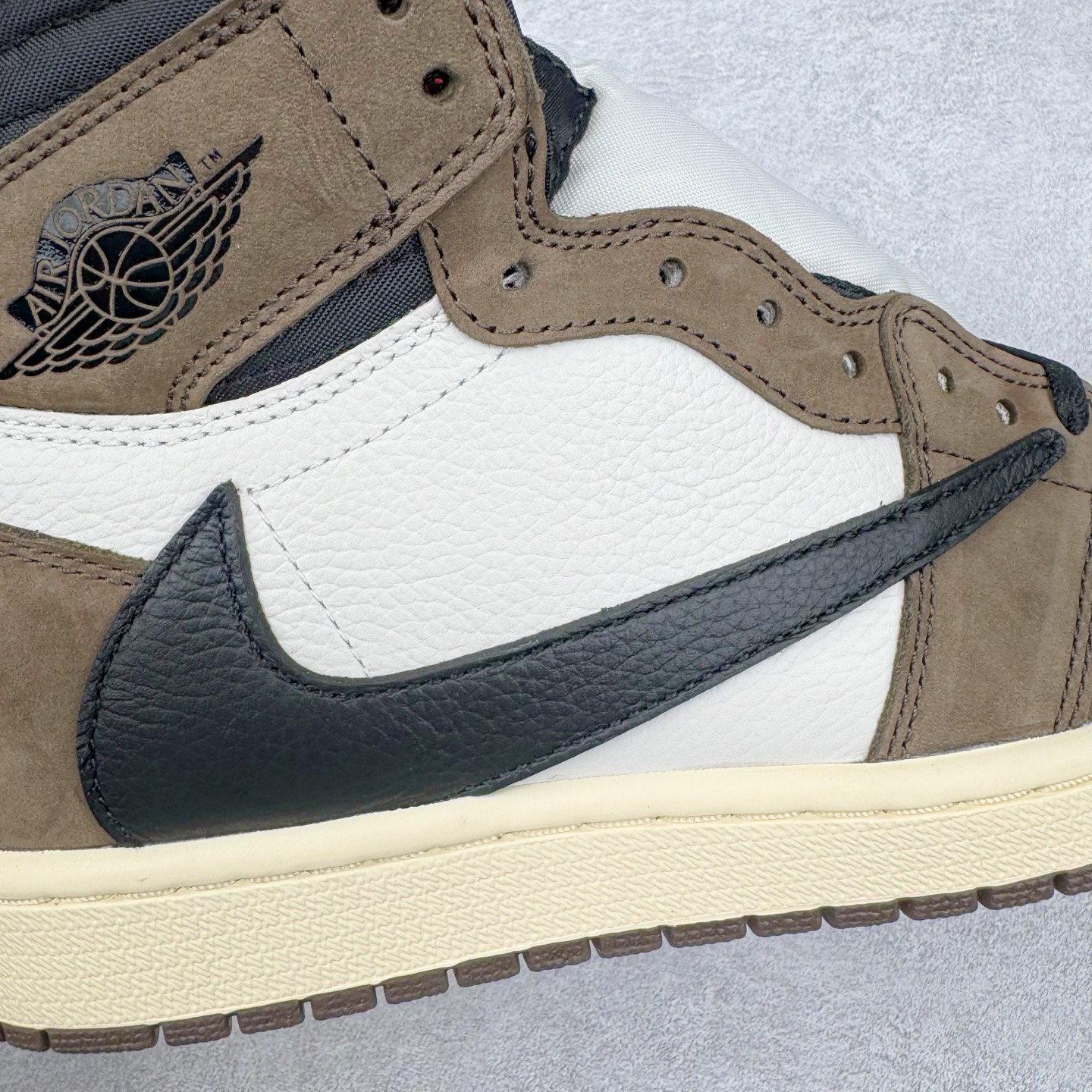 图片[18]-＃纯原 Travis Scott x Air Jordan AJ1 High OG SP TS联名深棕倒钩高帮 CD4487-100 圈内最强系列 高端零售特供批次 产品品控稳定性领先行业 各方面均可对飙L版 良心定价不杀猪 SZ原厂全套原楦原纸板冲刀磨具开发 原厂分段鬼脸磨具 深浅形状细节原鞋一致 原厂皮料加持 原厂港宝加持定型后跟R度完美 同源原厂电绣 飞翼针数密度立体效果一致 百分百一致原鞋 原厂拉帮工艺 针距密度一致 后跟弧度收口自然不对折 极致一眼正品既视感 进口玻璃冲刀皮料裁剪零毛边 全鞋电脑针车工艺 品控清洁度最高QC检验标准 免检产品 原厂订购鞋盒、鞋标、防尘纸、鞋撑、鞋带 追求极致的原厂味道 尺码：36 36.5 37.5 38 38.5 39 40 40.5 41 42 42.5 43 44 44.5 45 46 47.5-选品中心