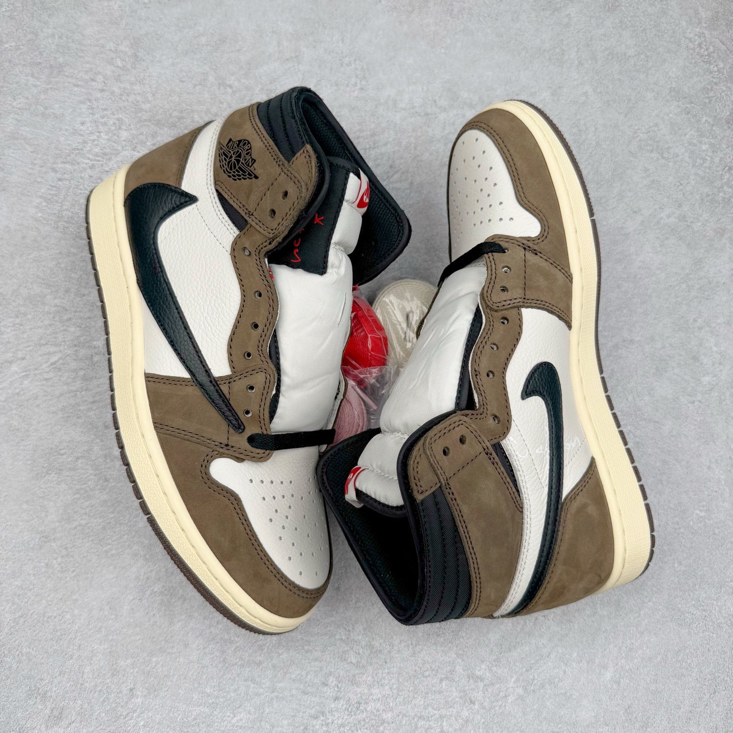 图片[3]-＃纯原 Travis Scott x Air Jordan AJ1 High OG SP TS联名深棕倒钩高帮 CD4487-100 圈内最强系列 高端零售特供批次 产品品控稳定性领先行业 各方面均可对飙L版 良心定价不杀猪 SZ原厂全套原楦原纸板冲刀磨具开发 原厂分段鬼脸磨具 深浅形状细节原鞋一致 原厂皮料加持 原厂港宝加持定型后跟R度完美 同源原厂电绣 飞翼针数密度立体效果一致 百分百一致原鞋 原厂拉帮工艺 针距密度一致 后跟弧度收口自然不对折 极致一眼正品既视感 进口玻璃冲刀皮料裁剪零毛边 全鞋电脑针车工艺 品控清洁度最高QC检验标准 免检产品 原厂订购鞋盒、鞋标、防尘纸、鞋撑、鞋带 追求极致的原厂味道 尺码：36 36.5 37.5 38 38.5 39 40 40.5 41 42 42.5 43 44 44.5 45 46 47.5-选品中心