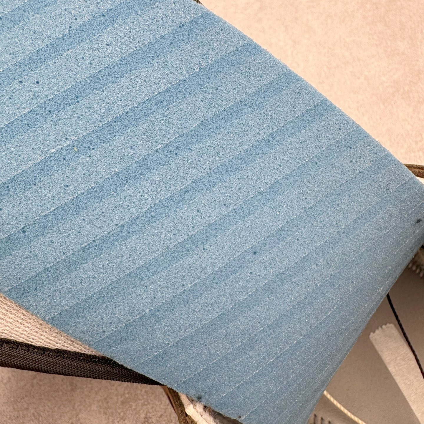 图片[10]-＃纯原 Travis Scott x Air Jordan AJ1 High OG SP TS联名深棕倒钩高帮 CD4487-100 圈内最强系列 高端零售特供批次 产品品控稳定性领先行业 各方面均可对飙L版 良心定价不杀猪 SZ原厂全套原楦原纸板冲刀磨具开发 原厂分段鬼脸磨具 深浅形状细节原鞋一致 原厂皮料加持 原厂港宝加持定型后跟R度完美 同源原厂电绣 飞翼针数密度立体效果一致 百分百一致原鞋 原厂拉帮工艺 针距密度一致 后跟弧度收口自然不对折 极致一眼正品既视感 进口玻璃冲刀皮料裁剪零毛边 全鞋电脑针车工艺 品控清洁度最高QC检验标准 免检产品 原厂订购鞋盒、鞋标、防尘纸、鞋撑、鞋带 追求极致的原厂味道 尺码：36 36.5 37.5 38 38.5 39 40 40.5 41 42 42.5 43 44 44.5 45 46 47.5-选品中心