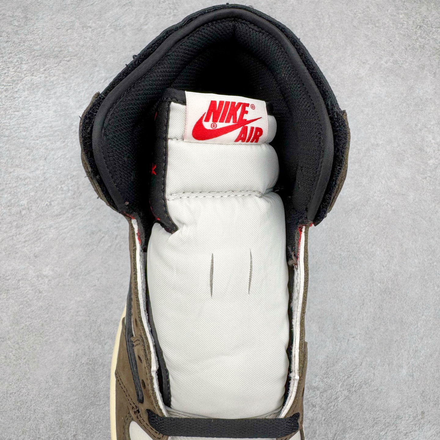 图片[5]-＃纯原 Travis Scott x Air Jordan AJ1 High OG SP TS联名深棕倒钩高帮 CD4487-100 圈内最强系列 高端零售特供批次 产品品控稳定性领先行业 各方面均可对飙L版 良心定价不杀猪 SZ原厂全套原楦原纸板冲刀磨具开发 原厂分段鬼脸磨具 深浅形状细节原鞋一致 原厂皮料加持 原厂港宝加持定型后跟R度完美 同源原厂电绣 飞翼针数密度立体效果一致 百分百一致原鞋 原厂拉帮工艺 针距密度一致 后跟弧度收口自然不对折 极致一眼正品既视感 进口玻璃冲刀皮料裁剪零毛边 全鞋电脑针车工艺 品控清洁度最高QC检验标准 免检产品 原厂订购鞋盒、鞋标、防尘纸、鞋撑、鞋带 追求极致的原厂味道 尺码：36 36.5 37.5 38 38.5 39 40 40.5 41 42 42.5 43 44 44.5 45 46 47.5-选品中心