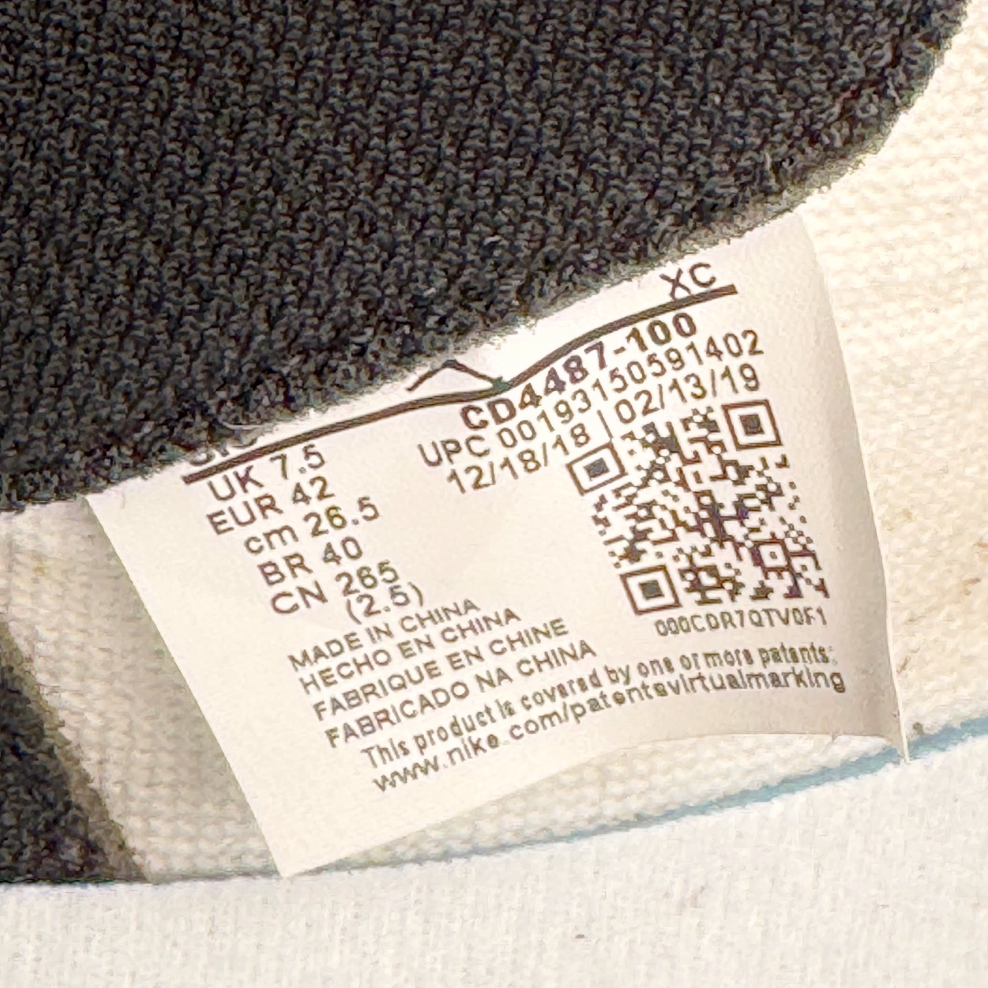 图片[12]-＃纯原 Travis Scott x Air Jordan AJ1 High OG SP TS联名深棕倒钩高帮 CD4487-100 圈内最强系列 高端零售特供批次 产品品控稳定性领先行业 各方面均可对飙L版 良心定价不杀猪 SZ原厂全套原楦原纸板冲刀磨具开发 原厂分段鬼脸磨具 深浅形状细节原鞋一致 原厂皮料加持 原厂港宝加持定型后跟R度完美 同源原厂电绣 飞翼针数密度立体效果一致 百分百一致原鞋 原厂拉帮工艺 针距密度一致 后跟弧度收口自然不对折 极致一眼正品既视感 进口玻璃冲刀皮料裁剪零毛边 全鞋电脑针车工艺 品控清洁度最高QC检验标准 免检产品 原厂订购鞋盒、鞋标、防尘纸、鞋撑、鞋带 追求极致的原厂味道 尺码：36 36.5 37.5 38 38.5 39 40 40.5 41 42 42.5 43 44 44.5 45 46 47.5-选品中心