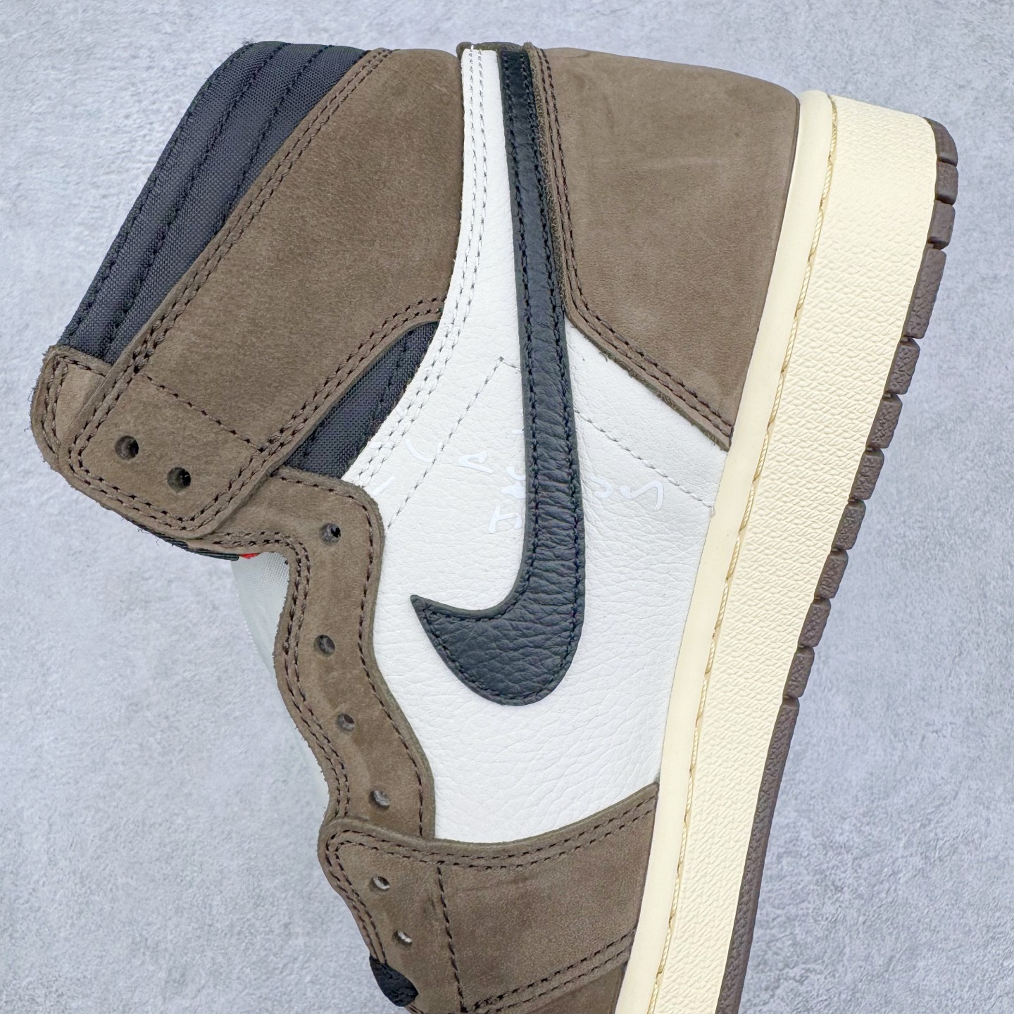 图片[7]-＃纯原 Travis Scott x Air Jordan AJ1 High OG SP TS联名深棕倒钩高帮 CD4487-100 圈内最强系列 高端零售特供批次 产品品控稳定性领先行业 各方面均可对飙L版 良心定价不杀猪 SZ原厂全套原楦原纸板冲刀磨具开发 原厂分段鬼脸磨具 深浅形状细节原鞋一致 原厂皮料加持 原厂港宝加持定型后跟R度完美 同源原厂电绣 飞翼针数密度立体效果一致 百分百一致原鞋 原厂拉帮工艺 针距密度一致 后跟弧度收口自然不对折 极致一眼正品既视感 进口玻璃冲刀皮料裁剪零毛边 全鞋电脑针车工艺 品控清洁度最高QC检验标准 免检产品 原厂订购鞋盒、鞋标、防尘纸、鞋撑、鞋带 追求极致的原厂味道 尺码：36 36.5 37.5 38 38.5 39 40 40.5 41 42 42.5 43 44 44.5 45 46 47.5-选品中心