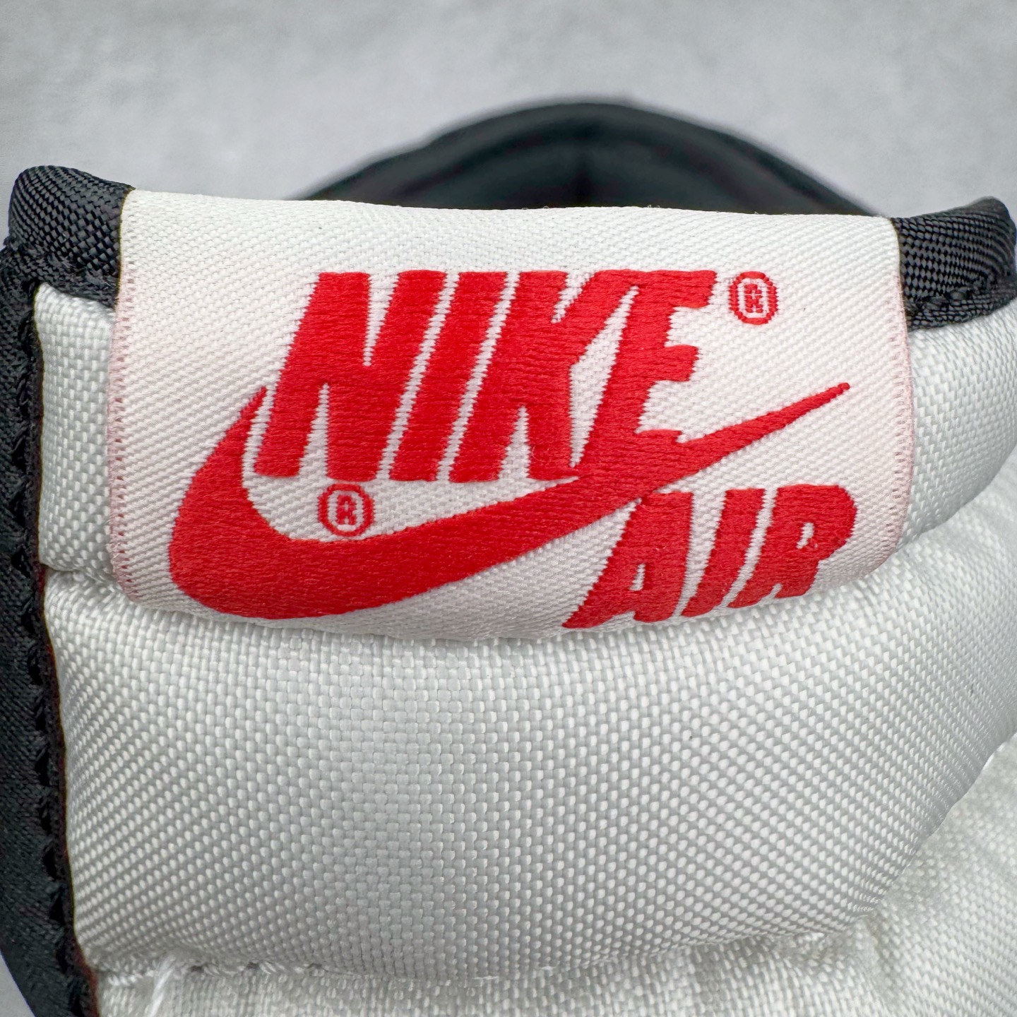 图片[14]-＃纯原 Travis Scott x Air Jordan AJ1 High OG SP TS联名深棕倒钩高帮 CD4487-100 圈内最强系列 高端零售特供批次 产品品控稳定性领先行业 各方面均可对飙L版 良心定价不杀猪 SZ原厂全套原楦原纸板冲刀磨具开发 原厂分段鬼脸磨具 深浅形状细节原鞋一致 原厂皮料加持 原厂港宝加持定型后跟R度完美 同源原厂电绣 飞翼针数密度立体效果一致 百分百一致原鞋 原厂拉帮工艺 针距密度一致 后跟弧度收口自然不对折 极致一眼正品既视感 进口玻璃冲刀皮料裁剪零毛边 全鞋电脑针车工艺 品控清洁度最高QC检验标准 免检产品 原厂订购鞋盒、鞋标、防尘纸、鞋撑、鞋带 追求极致的原厂味道 尺码：36 36.5 37.5 38 38.5 39 40 40.5 41 42 42.5 43 44 44.5 45 46 47.5-选品中心