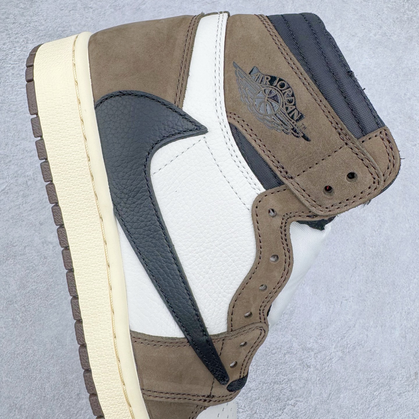 图片[6]-＃纯原 Travis Scott x Air Jordan AJ1 High OG SP TS联名深棕倒钩高帮 CD4487-100 圈内最强系列 高端零售特供批次 产品品控稳定性领先行业 各方面均可对飙L版 良心定价不杀猪 SZ原厂全套原楦原纸板冲刀磨具开发 原厂分段鬼脸磨具 深浅形状细节原鞋一致 原厂皮料加持 原厂港宝加持定型后跟R度完美 同源原厂电绣 飞翼针数密度立体效果一致 百分百一致原鞋 原厂拉帮工艺 针距密度一致 后跟弧度收口自然不对折 极致一眼正品既视感 进口玻璃冲刀皮料裁剪零毛边 全鞋电脑针车工艺 品控清洁度最高QC检验标准 免检产品 原厂订购鞋盒、鞋标、防尘纸、鞋撑、鞋带 追求极致的原厂味道 尺码：36 36.5 37.5 38 38.5 39 40 40.5 41 42 42.5 43 44 44.5 45 46 47.5-选品中心