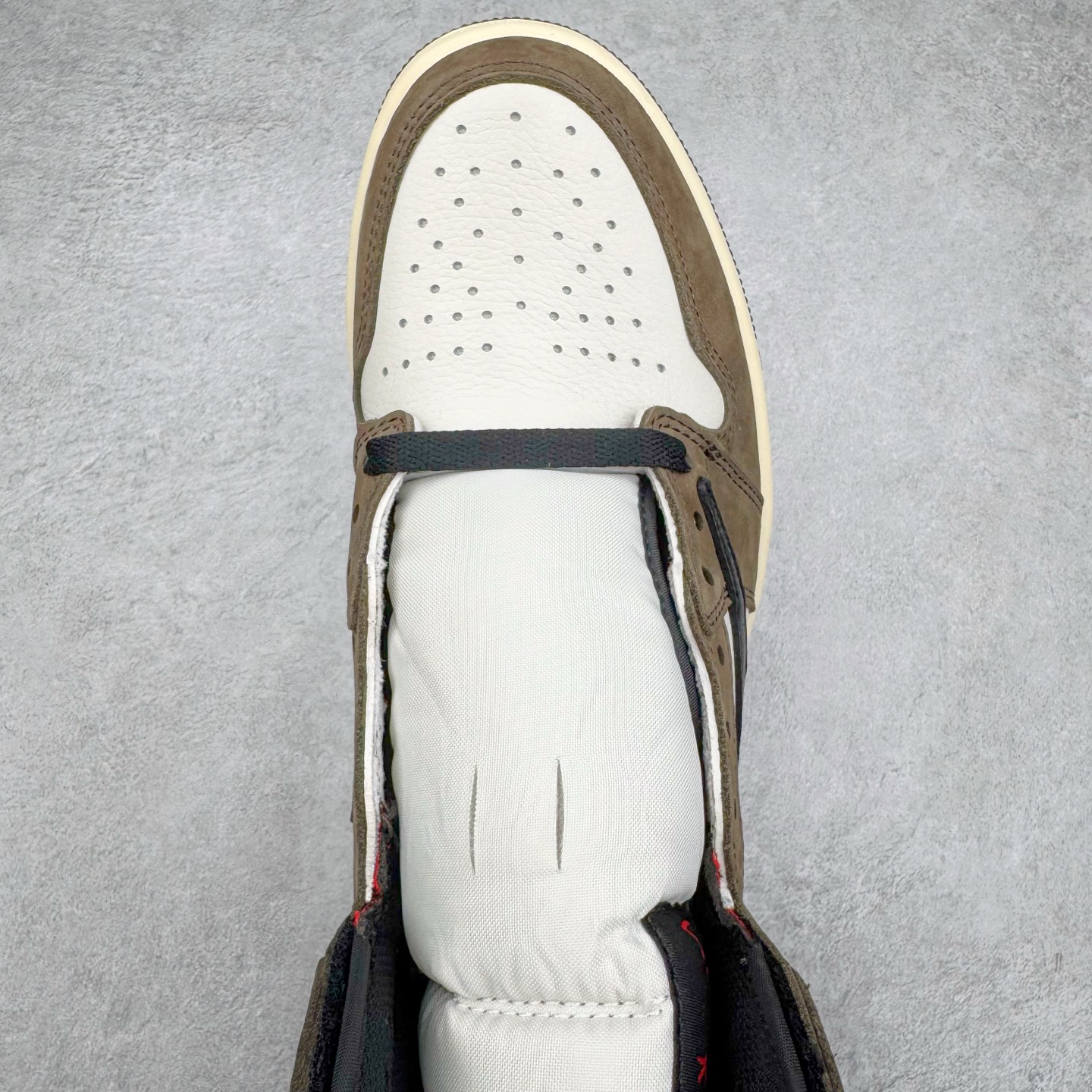 图片[4]-＃纯原 Travis Scott x Air Jordan AJ1 High OG SP TS联名深棕倒钩高帮 CD4487-100 圈内最强系列 高端零售特供批次 产品品控稳定性领先行业 各方面均可对飙L版 良心定价不杀猪 SZ原厂全套原楦原纸板冲刀磨具开发 原厂分段鬼脸磨具 深浅形状细节原鞋一致 原厂皮料加持 原厂港宝加持定型后跟R度完美 同源原厂电绣 飞翼针数密度立体效果一致 百分百一致原鞋 原厂拉帮工艺 针距密度一致 后跟弧度收口自然不对折 极致一眼正品既视感 进口玻璃冲刀皮料裁剪零毛边 全鞋电脑针车工艺 品控清洁度最高QC检验标准 免检产品 原厂订购鞋盒、鞋标、防尘纸、鞋撑、鞋带 追求极致的原厂味道 尺码：36 36.5 37.5 38 38.5 39 40 40.5 41 42 42.5 43 44 44.5 45 46 47.5-选品中心