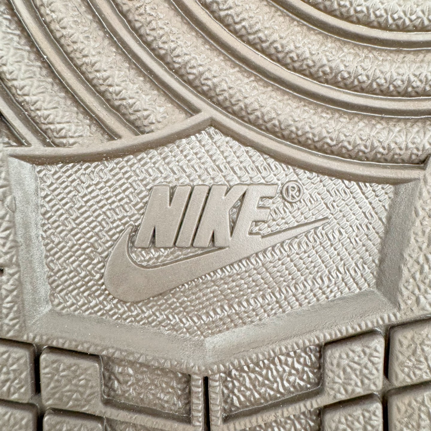 图片[20]-＃纯原 Travis Scott x Air Jordan AJ1 High OG SP TS联名深棕倒钩高帮 CD4487-100 圈内最强系列 高端零售特供批次 产品品控稳定性领先行业 各方面均可对飙L版 良心定价不杀猪 SZ原厂全套原楦原纸板冲刀磨具开发 原厂分段鬼脸磨具 深浅形状细节原鞋一致 原厂皮料加持 原厂港宝加持定型后跟R度完美 同源原厂电绣 飞翼针数密度立体效果一致 百分百一致原鞋 原厂拉帮工艺 针距密度一致 后跟弧度收口自然不对折 极致一眼正品既视感 进口玻璃冲刀皮料裁剪零毛边 全鞋电脑针车工艺 品控清洁度最高QC检验标准 免检产品 原厂订购鞋盒、鞋标、防尘纸、鞋撑、鞋带 追求极致的原厂味道 尺码：36 36.5 37.5 38 38.5 39 40 40.5 41 42 42.5 43 44 44.5 45 46 47.5-选品中心