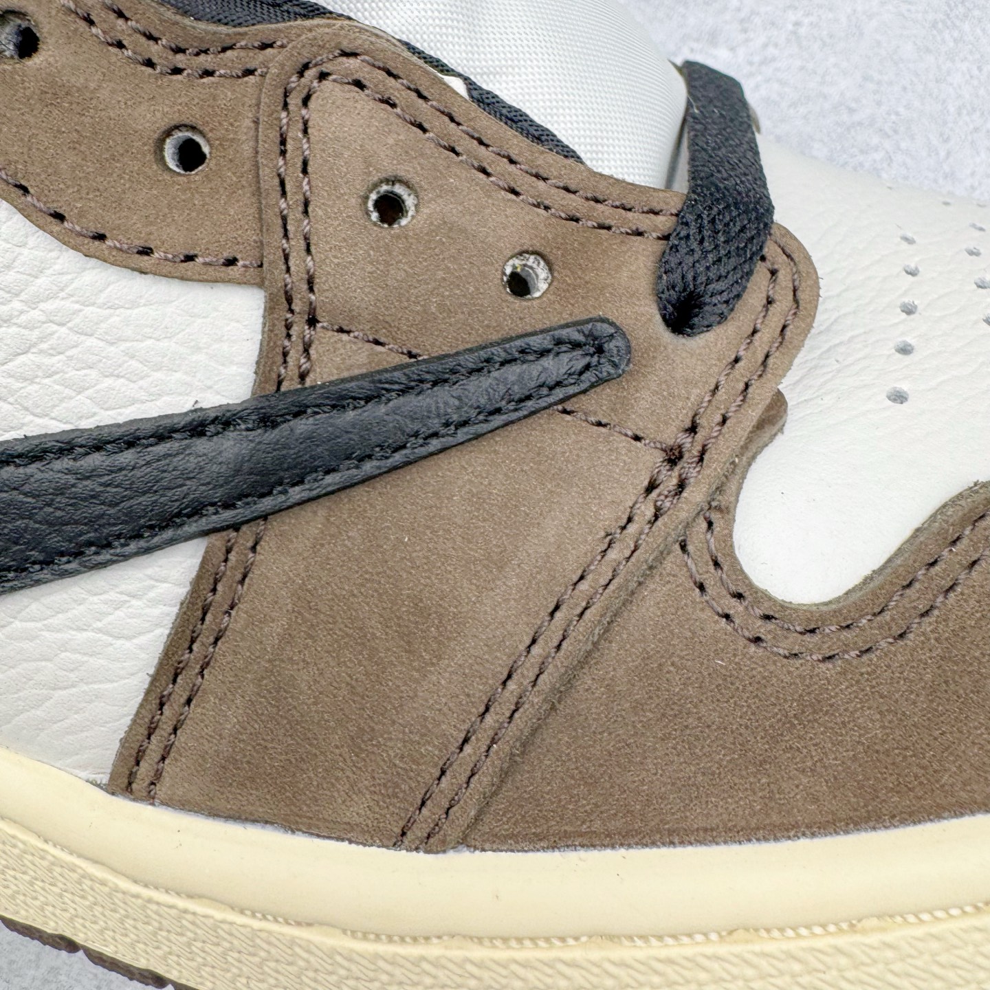 图片[19]-＃纯原 Travis Scott x Air Jordan AJ1 High OG SP TS联名深棕倒钩高帮 CD4487-100 圈内最强系列 高端零售特供批次 产品品控稳定性领先行业 各方面均可对飙L版 良心定价不杀猪 SZ原厂全套原楦原纸板冲刀磨具开发 原厂分段鬼脸磨具 深浅形状细节原鞋一致 原厂皮料加持 原厂港宝加持定型后跟R度完美 同源原厂电绣 飞翼针数密度立体效果一致 百分百一致原鞋 原厂拉帮工艺 针距密度一致 后跟弧度收口自然不对折 极致一眼正品既视感 进口玻璃冲刀皮料裁剪零毛边 全鞋电脑针车工艺 品控清洁度最高QC检验标准 免检产品 原厂订购鞋盒、鞋标、防尘纸、鞋撑、鞋带 追求极致的原厂味道 尺码：36 36.5 37.5 38 38.5 39 40 40.5 41 42 42.5 43 44 44.5 45 46 47.5-选品中心