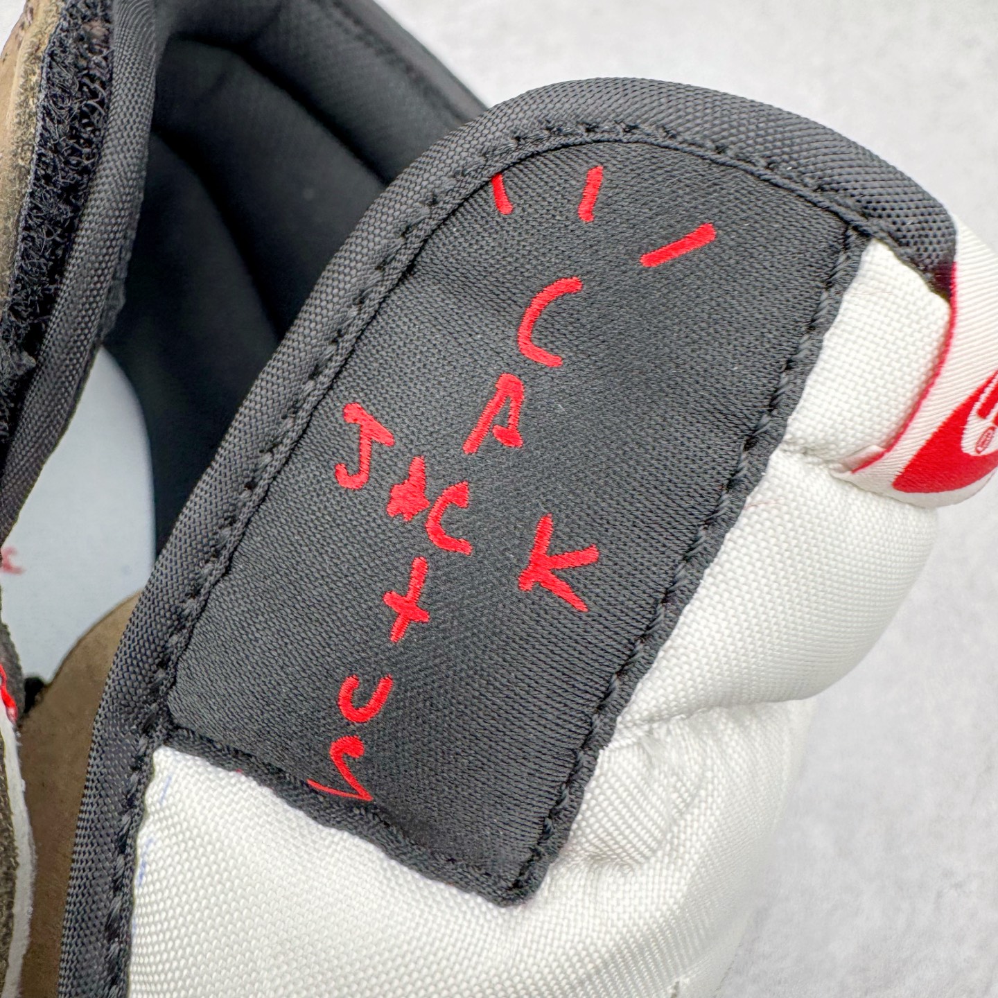 图片[15]-＃纯原 Travis Scott x Air Jordan AJ1 High OG SP TS联名深棕倒钩高帮 CD4487-100 圈内最强系列 高端零售特供批次 产品品控稳定性领先行业 各方面均可对飙L版 良心定价不杀猪 SZ原厂全套原楦原纸板冲刀磨具开发 原厂分段鬼脸磨具 深浅形状细节原鞋一致 原厂皮料加持 原厂港宝加持定型后跟R度完美 同源原厂电绣 飞翼针数密度立体效果一致 百分百一致原鞋 原厂拉帮工艺 针距密度一致 后跟弧度收口自然不对折 极致一眼正品既视感 进口玻璃冲刀皮料裁剪零毛边 全鞋电脑针车工艺 品控清洁度最高QC检验标准 免检产品 原厂订购鞋盒、鞋标、防尘纸、鞋撑、鞋带 追求极致的原厂味道 尺码：36 36.5 37.5 38 38.5 39 40 40.5 41 42 42.5 43 44 44.5 45 46 47.5-选品中心