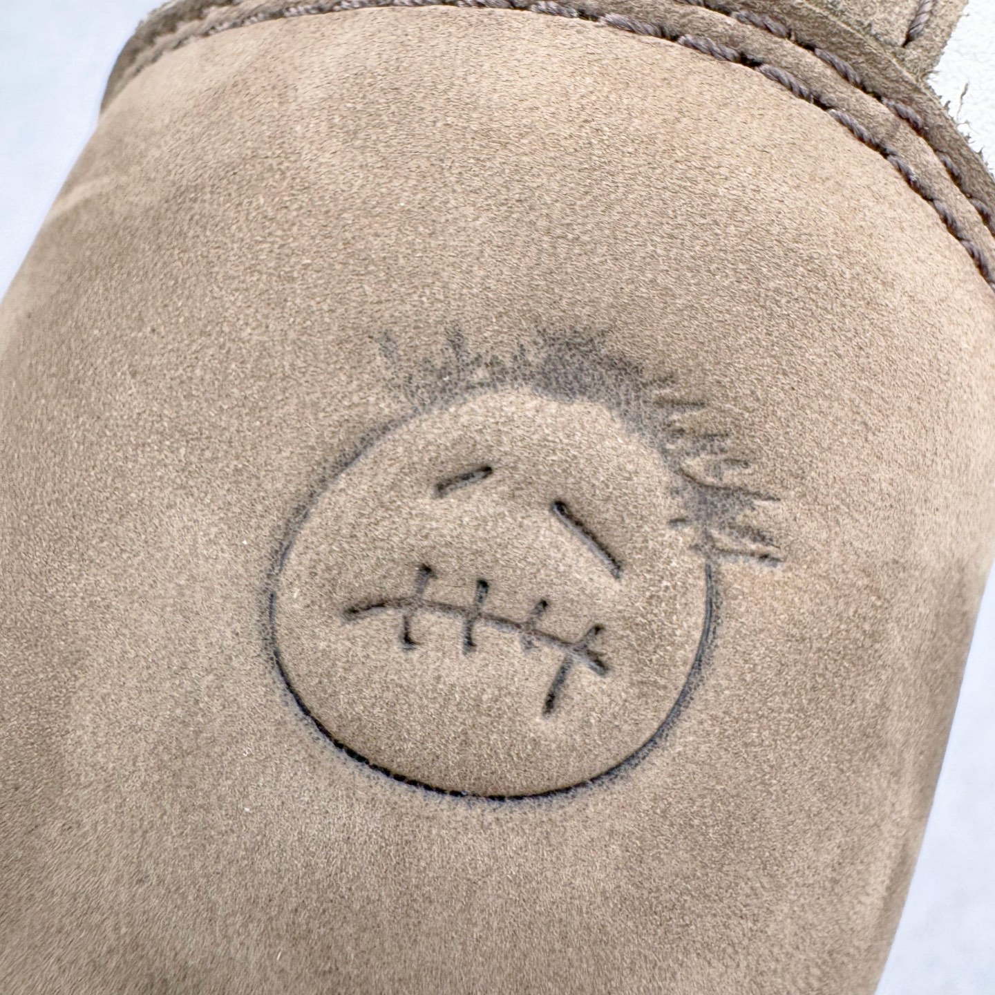 图片[13]-＃纯原 Travis Scott x Air Jordan AJ1 High OG SP TS联名深棕倒钩高帮 CD4487-100 圈内最强系列 高端零售特供批次 产品品控稳定性领先行业 各方面均可对飙L版 良心定价不杀猪 SZ原厂全套原楦原纸板冲刀磨具开发 原厂分段鬼脸磨具 深浅形状细节原鞋一致 原厂皮料加持 原厂港宝加持定型后跟R度完美 同源原厂电绣 飞翼针数密度立体效果一致 百分百一致原鞋 原厂拉帮工艺 针距密度一致 后跟弧度收口自然不对折 极致一眼正品既视感 进口玻璃冲刀皮料裁剪零毛边 全鞋电脑针车工艺 品控清洁度最高QC检验标准 免检产品 原厂订购鞋盒、鞋标、防尘纸、鞋撑、鞋带 追求极致的原厂味道 尺码：36 36.5 37.5 38 38.5 39 40 40.5 41 42 42.5 43 44 44.5 45 46 47.5-选品中心