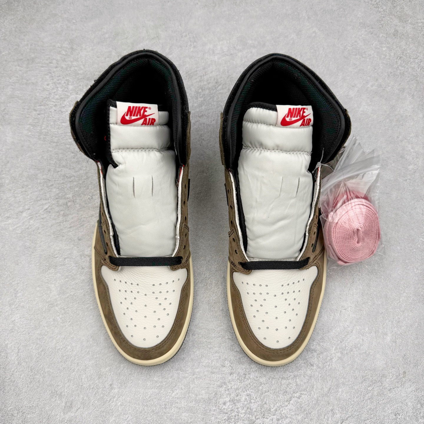 图片[2]-＃纯原 Travis Scott x Air Jordan AJ1 High OG SP TS联名深棕倒钩高帮 CD4487-100 圈内最强系列 高端零售特供批次 产品品控稳定性领先行业 各方面均可对飙L版 良心定价不杀猪 SZ原厂全套原楦原纸板冲刀磨具开发 原厂分段鬼脸磨具 深浅形状细节原鞋一致 原厂皮料加持 原厂港宝加持定型后跟R度完美 同源原厂电绣 飞翼针数密度立体效果一致 百分百一致原鞋 原厂拉帮工艺 针距密度一致 后跟弧度收口自然不对折 极致一眼正品既视感 进口玻璃冲刀皮料裁剪零毛边 全鞋电脑针车工艺 品控清洁度最高QC检验标准 免检产品 原厂订购鞋盒、鞋标、防尘纸、鞋撑、鞋带 追求极致的原厂味道 尺码：36 36.5 37.5 38 38.5 39 40 40.5 41 42 42.5 43 44 44.5 45 46 47.5-选品中心