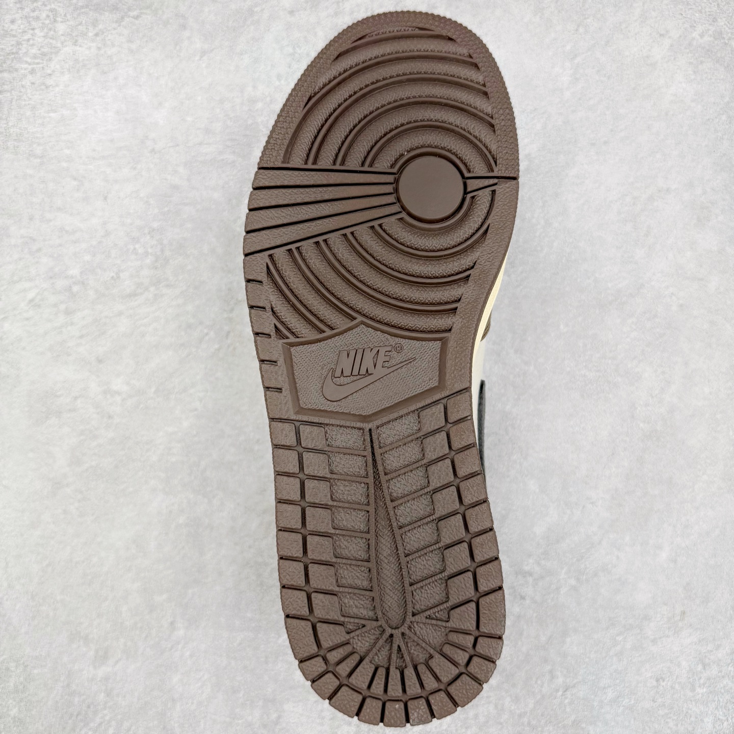 图片[9]-＃纯原 Travis Scott x Air Jordan AJ1 High OG SP TS联名深棕倒钩高帮 CD4487-100 圈内最强系列 高端零售特供批次 产品品控稳定性领先行业 各方面均可对飙L版 良心定价不杀猪 SZ原厂全套原楦原纸板冲刀磨具开发 原厂分段鬼脸磨具 深浅形状细节原鞋一致 原厂皮料加持 原厂港宝加持定型后跟R度完美 同源原厂电绣 飞翼针数密度立体效果一致 百分百一致原鞋 原厂拉帮工艺 针距密度一致 后跟弧度收口自然不对折 极致一眼正品既视感 进口玻璃冲刀皮料裁剪零毛边 全鞋电脑针车工艺 品控清洁度最高QC检验标准 免检产品 原厂订购鞋盒、鞋标、防尘纸、鞋撑、鞋带 追求极致的原厂味道 尺码：36 36.5 37.5 38 38.5 39 40 40.5 41 42 42.5 43 44 44.5 45 46 47.5-选品中心