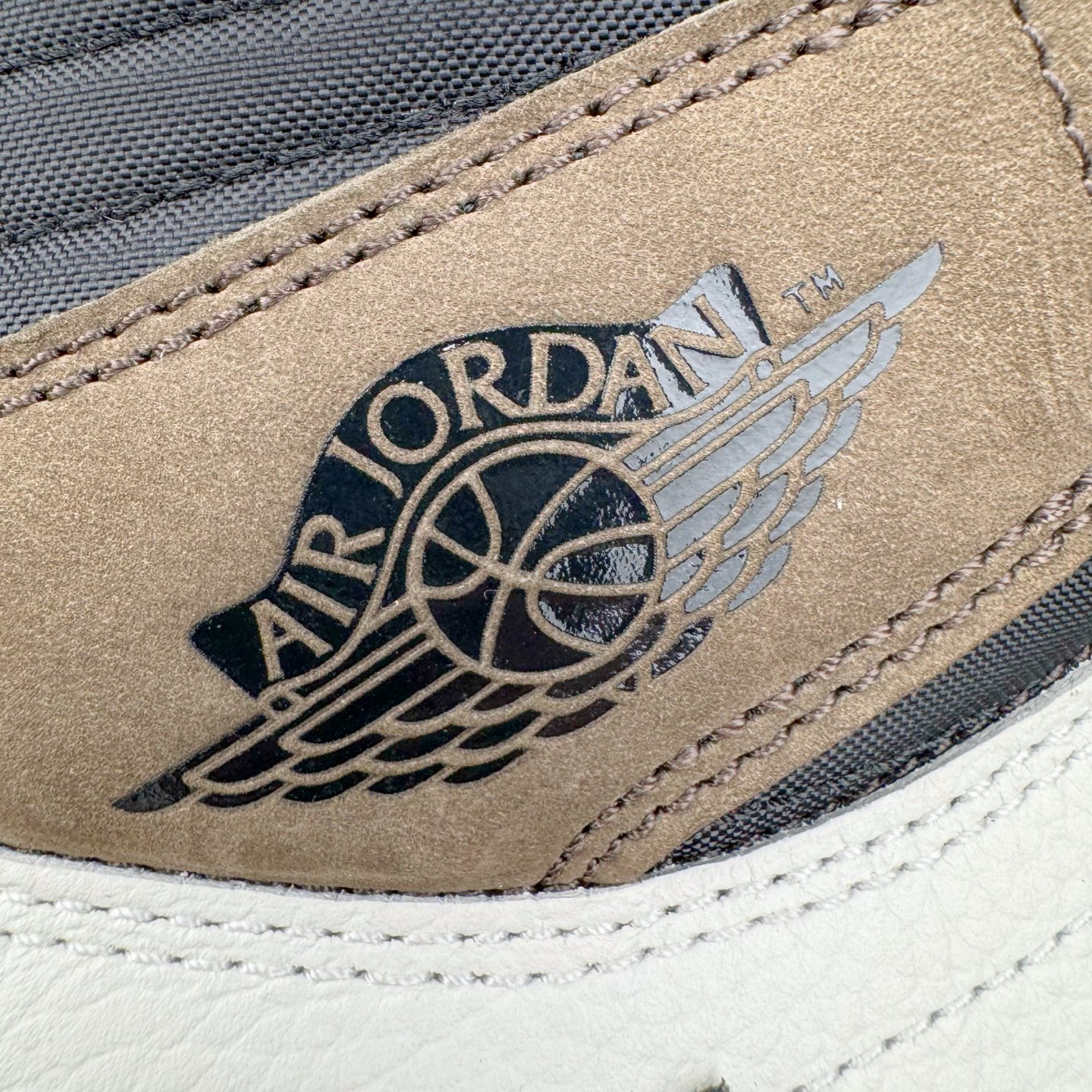 图片[17]-＃纯原 Travis Scott x Air Jordan AJ1 High OG SP TS联名深棕倒钩高帮 CD4487-100 圈内最强系列 高端零售特供批次 产品品控稳定性领先行业 各方面均可对飙L版 良心定价不杀猪 SZ原厂全套原楦原纸板冲刀磨具开发 原厂分段鬼脸磨具 深浅形状细节原鞋一致 原厂皮料加持 原厂港宝加持定型后跟R度完美 同源原厂电绣 飞翼针数密度立体效果一致 百分百一致原鞋 原厂拉帮工艺 针距密度一致 后跟弧度收口自然不对折 极致一眼正品既视感 进口玻璃冲刀皮料裁剪零毛边 全鞋电脑针车工艺 品控清洁度最高QC检验标准 免检产品 原厂订购鞋盒、鞋标、防尘纸、鞋撑、鞋带 追求极致的原厂味道 尺码：36 36.5 37.5 38 38.5 39 40 40.5 41 42 42.5 43 44 44.5 45 46 47.5-选品中心