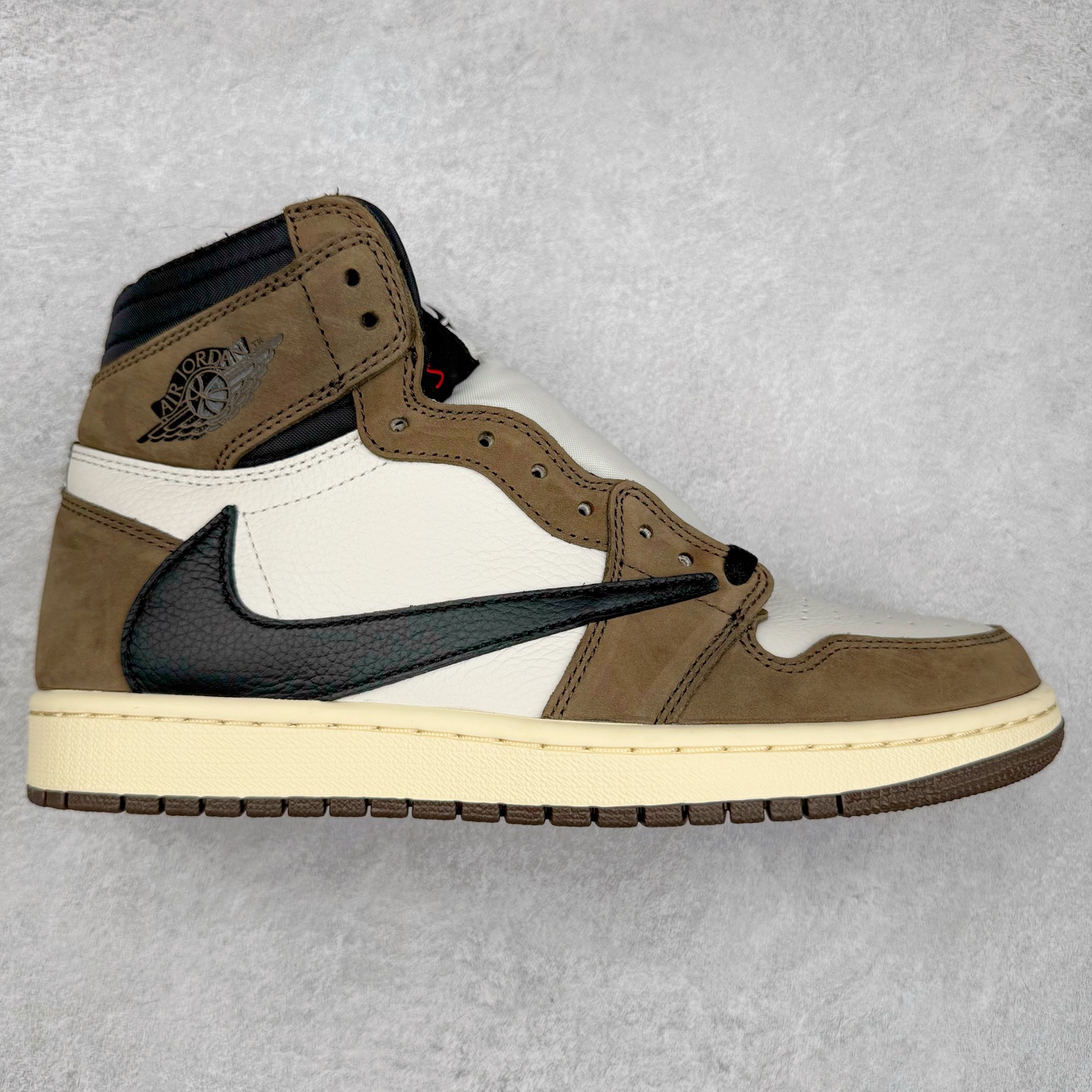 ＃纯原 Travis Scott x Air Jordan AJ1 High OG SP TS联名深棕倒钩高帮 CD4487-100 圈内最强系列 高端零售特供批次 产品品控稳定性领先行业 各方面均可对飙L版 良心定价不杀猪 SZ原厂全套原楦原纸板冲刀磨具开发 原厂分段鬼脸磨具 深浅形状细节原鞋一致 原厂皮料加持 原厂港宝加持定型后跟R度完美 同源原厂电绣 飞翼针数密度立体效果一致 百分百一致原鞋 原厂拉帮工艺 针距密度一致 后跟弧度收口自然不对折 极致一眼正品既视感 进口玻璃冲刀皮料裁剪零毛边 全鞋电脑针车工艺 品控清洁度最高QC检验标准 免检产品 原厂订购鞋盒、鞋标、防尘纸、鞋撑、鞋带 追求极致的原厂味道 尺码：36 36.5 37.5 38 38.5 39 40 40.5 41 42 42.5 43 44 44.5 45 46 47.5-选品中心