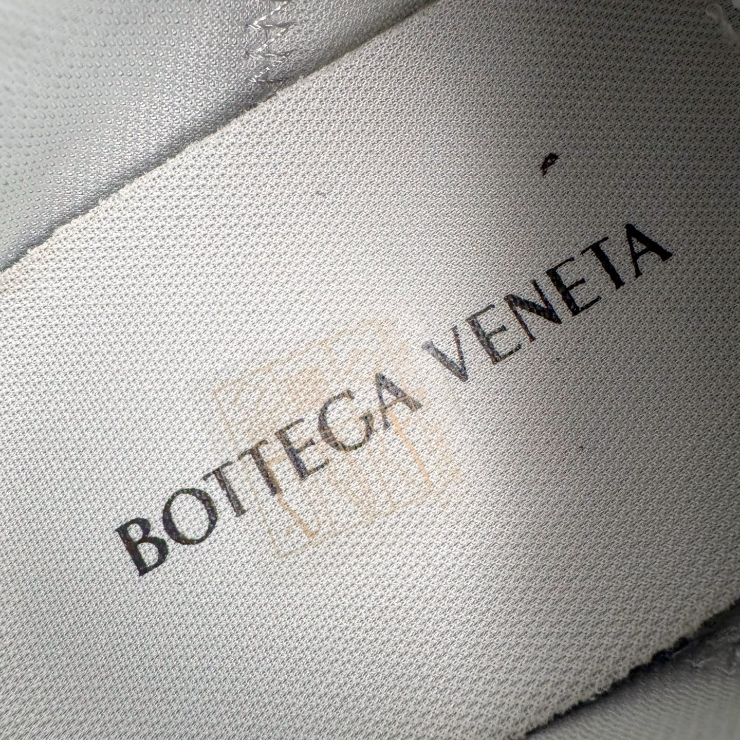 图片[12]-＃GD广顶 BOTTEGA VENETA Orbit Runner BV葆蝶家时尚休闲王一博同款老爹鞋运动鞋 原版开发 一比一打造 相似度百分之99以上 市场一梯队级别品质 区别市场任何标文顶级品质版本 采用轻质科技网布面料 搭配几何图案设计橡胶外底 王炸系列 高版本 认准套包工艺 实际增高很多哦 还是一样显腿细非常nice 耐玩耐造 对标对版 套包鞋工艺 认准高版本 大底选用拼色TPU大底 配置原版包装 尺码：35 36 37 38 39 40 41 42 43 44 45-选品中心