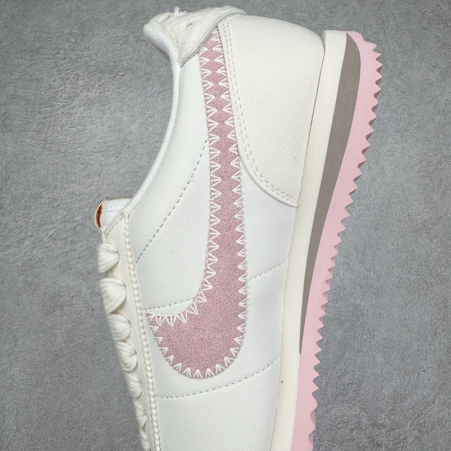 图片[7]-＃JC纯原 NK Classic Cortez Leather 阿甘复古初代皮革慢跑鞋 HV6012-161 实体平台指令订单 全套原纸板楦头开发 原厂数据大底磨具 一比一鞋头弧度高度鞋身弧度 细节品控鞋型随意对比 正确烫金高频细节 公司级标准检验QC 区分市面一切版本 完美复刻阿甘复古鞋型 尺码：35.5 36 36.5 37.5 38 38.5 39 40 40.5 41 42 42.5 43 44 45-选品中心