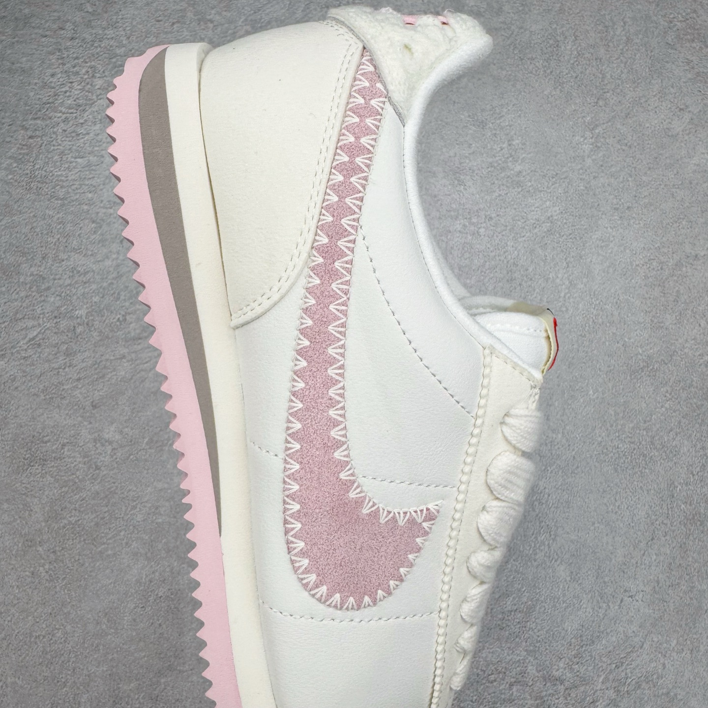 图片[6]-＃JC纯原 NK Classic Cortez Leather 阿甘复古初代皮革慢跑鞋 HV6012-161 实体平台指令订单 全套原纸板楦头开发 原厂数据大底磨具 一比一鞋头弧度高度鞋身弧度 细节品控鞋型随意对比 正确烫金高频细节 公司级标准检验QC 区分市面一切版本 完美复刻阿甘复古鞋型 尺码：35.5 36 36.5 37.5 38 38.5 39 40 40.5 41 42 42.5 43 44 45-选品中心