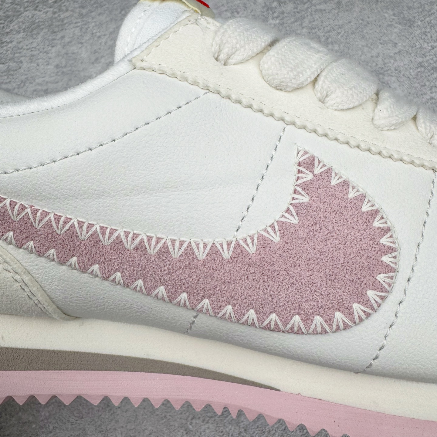 图片[17]-＃JC纯原 NK Classic Cortez Leather 阿甘复古初代皮革慢跑鞋 HV6012-161 实体平台指令订单 全套原纸板楦头开发 原厂数据大底磨具 一比一鞋头弧度高度鞋身弧度 细节品控鞋型随意对比 正确烫金高频细节 公司级标准检验QC 区分市面一切版本 完美复刻阿甘复古鞋型 尺码：35.5 36 36.5 37.5 38 38.5 39 40 40.5 41 42 42.5 43 44 45-选品中心