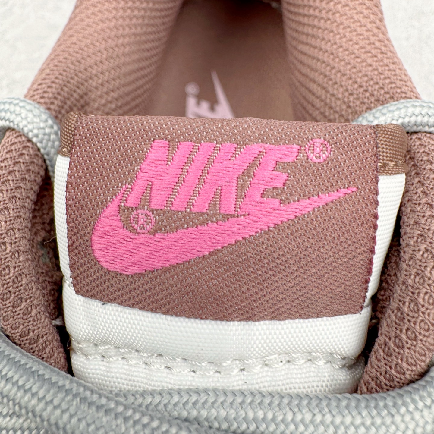 图片[12]-＃YC纯原 NK Dunk Low 粉梦副歌 FZ3611-208 此款灵感来源于粉色梦境，以低饱和灰调鞋面敲动芭蕾粉心跳，油蜡感皮革似雾霭流动的灰调画布，樱花粉Swoosh像笔刷轻松甩出高光亮点。附以解构双鞋带，增加视觉效果的同时，牢牢绑住了一整个春夏的OOTD灵感。整体设计实显复古风格，“耐脏”是设计师的预埋暗语，做旧才是最高级滤镜。定制系列天花板 无原鞋不开发 全系列得物原鞋一比一校对开发 配色持续更新中 终端对接 优势输出 全套原厂楦头原纸板数据档案倾力打造 原汁原味莞产 极致还原 圈内最强针车工艺 高端零售指定版 广东原厂配套原盒原标 鞋盒分三个尺码段 原厂冲刀 超高清洁度 全鞋零毛边皮料切割 采用原厂百宏鞋带以及原厂百宏织唛舌标 内标可供原厂几率过验 进口原装条纹中底布 四线拉帮白色点胶 原厂拉帮手法遵循公司 原厂电绣 极致还原 尺码：36 36.5 37.5 38 38.5 39 40-选品中心