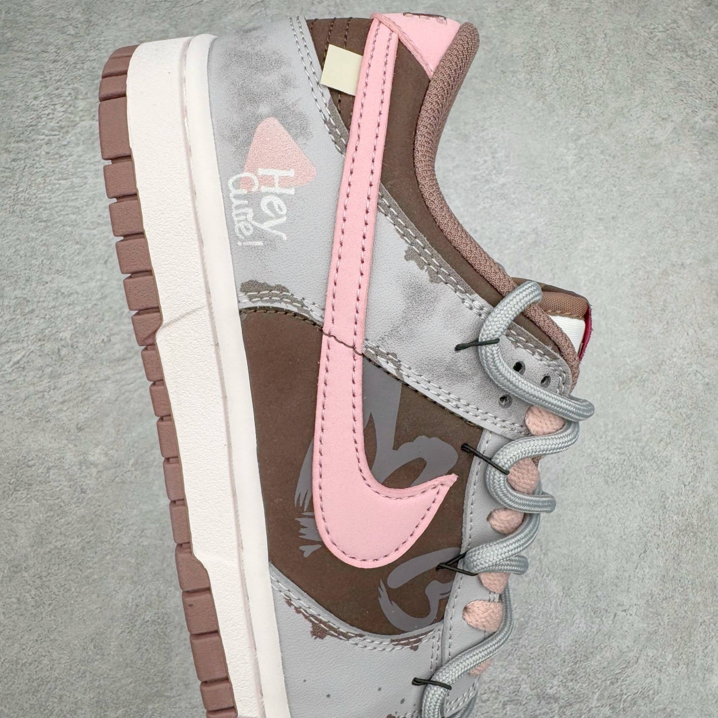 图片[6]-＃YC纯原 NK Dunk Low 粉梦副歌 FZ3611-208 此款灵感来源于粉色梦境，以低饱和灰调鞋面敲动芭蕾粉心跳，油蜡感皮革似雾霭流动的灰调画布，樱花粉Swoosh像笔刷轻松甩出高光亮点。附以解构双鞋带，增加视觉效果的同时，牢牢绑住了一整个春夏的OOTD灵感。整体设计实显复古风格，“耐脏”是设计师的预埋暗语，做旧才是最高级滤镜。定制系列天花板 无原鞋不开发 全系列得物原鞋一比一校对开发 配色持续更新中 终端对接 优势输出 全套原厂楦头原纸板数据档案倾力打造 原汁原味莞产 极致还原 圈内最强针车工艺 高端零售指定版 广东原厂配套原盒原标 鞋盒分三个尺码段 原厂冲刀 超高清洁度 全鞋零毛边皮料切割 采用原厂百宏鞋带以及原厂百宏织唛舌标 内标可供原厂几率过验 进口原装条纹中底布 四线拉帮白色点胶 原厂拉帮手法遵循公司 原厂电绣 极致还原 尺码：36 36.5 37.5 38 38.5 39 40-选品中心