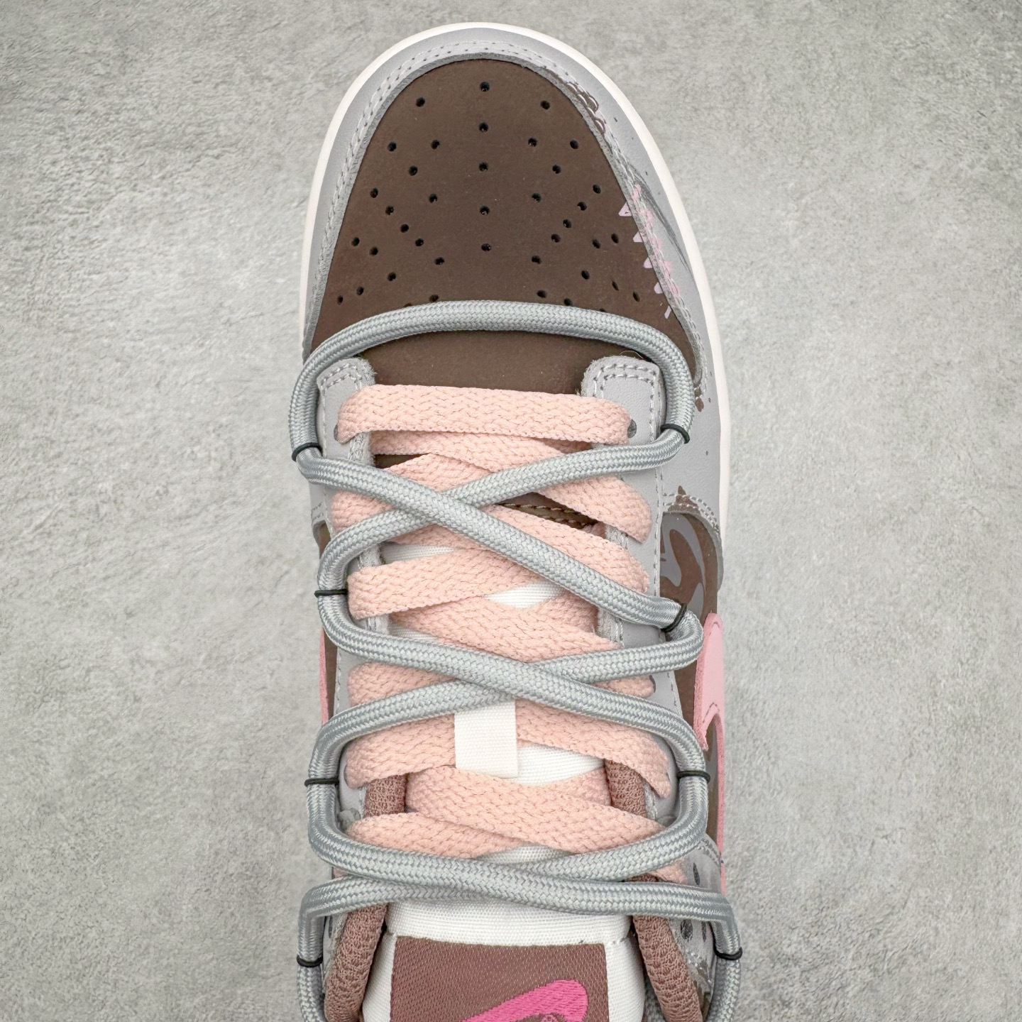 图片[4]-＃YC纯原 NK Dunk Low 粉梦副歌 FZ3611-208 此款灵感来源于粉色梦境，以低饱和灰调鞋面敲动芭蕾粉心跳，油蜡感皮革似雾霭流动的灰调画布，樱花粉Swoosh像笔刷轻松甩出高光亮点。附以解构双鞋带，增加视觉效果的同时，牢牢绑住了一整个春夏的OOTD灵感。整体设计实显复古风格，“耐脏”是设计师的预埋暗语，做旧才是最高级滤镜。定制系列天花板 无原鞋不开发 全系列得物原鞋一比一校对开发 配色持续更新中 终端对接 优势输出 全套原厂楦头原纸板数据档案倾力打造 原汁原味莞产 极致还原 圈内最强针车工艺 高端零售指定版 广东原厂配套原盒原标 鞋盒分三个尺码段 原厂冲刀 超高清洁度 全鞋零毛边皮料切割 采用原厂百宏鞋带以及原厂百宏织唛舌标 内标可供原厂几率过验 进口原装条纹中底布 四线拉帮白色点胶 原厂拉帮手法遵循公司 原厂电绣 极致还原 尺码：36 36.5 37.5 38 38.5 39 40-选品中心
