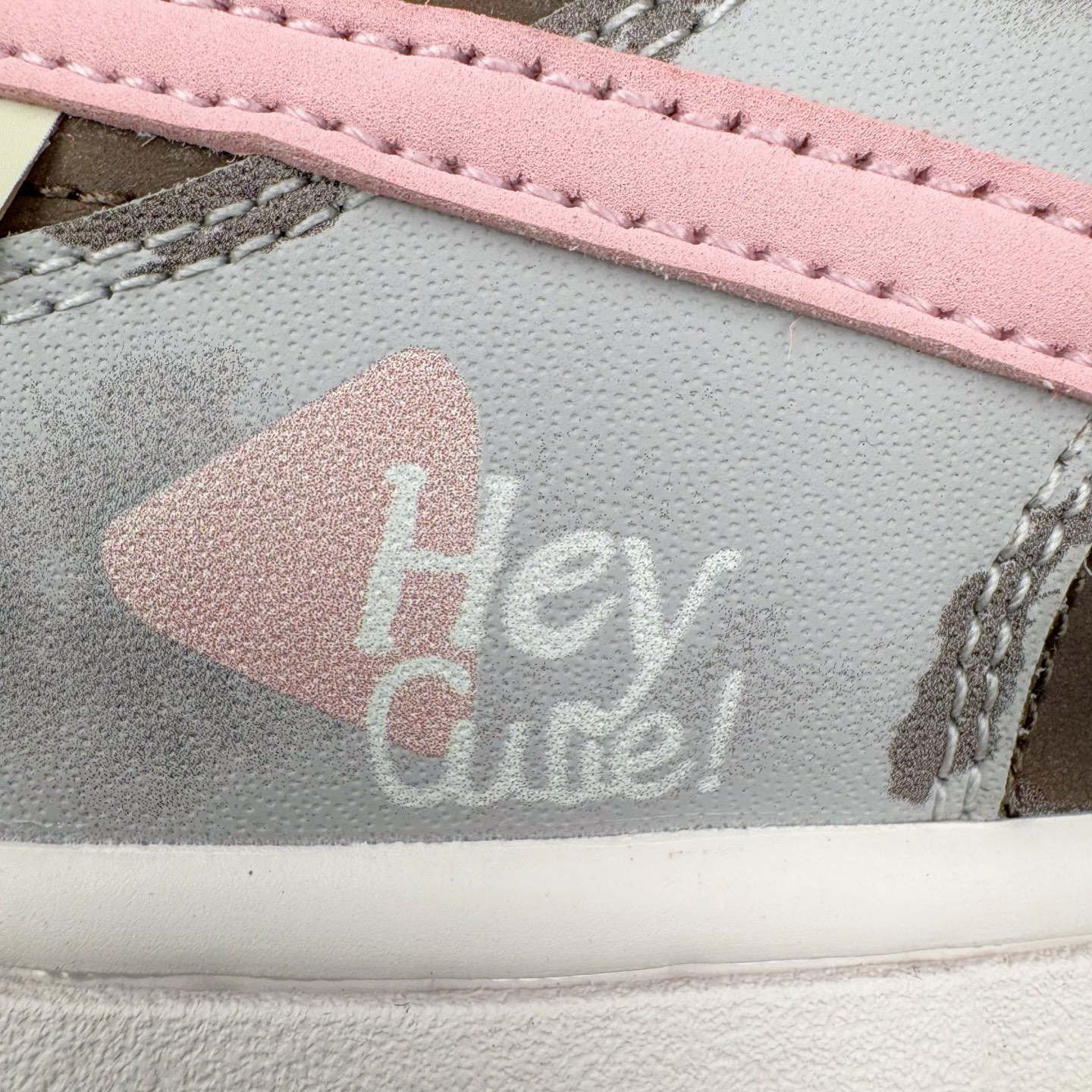 图片[16]-＃YC纯原 NK Dunk Low 粉梦副歌 FZ3611-208 此款灵感来源于粉色梦境，以低饱和灰调鞋面敲动芭蕾粉心跳，油蜡感皮革似雾霭流动的灰调画布，樱花粉Swoosh像笔刷轻松甩出高光亮点。附以解构双鞋带，增加视觉效果的同时，牢牢绑住了一整个春夏的OOTD灵感。整体设计实显复古风格，“耐脏”是设计师的预埋暗语，做旧才是最高级滤镜。定制系列天花板 无原鞋不开发 全系列得物原鞋一比一校对开发 配色持续更新中 终端对接 优势输出 全套原厂楦头原纸板数据档案倾力打造 原汁原味莞产 极致还原 圈内最强针车工艺 高端零售指定版 广东原厂配套原盒原标 鞋盒分三个尺码段 原厂冲刀 超高清洁度 全鞋零毛边皮料切割 采用原厂百宏鞋带以及原厂百宏织唛舌标 内标可供原厂几率过验 进口原装条纹中底布 四线拉帮白色点胶 原厂拉帮手法遵循公司 原厂电绣 极致还原 尺码：36 36.5 37.5 38 38.5 39 40-选品中心