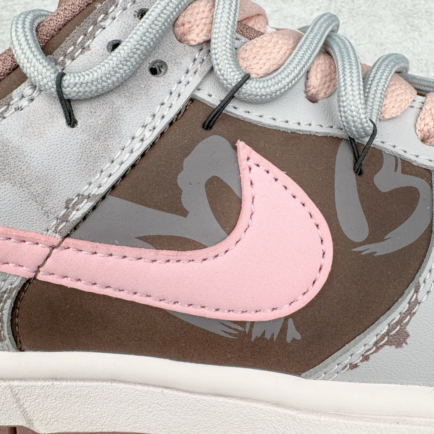 图片[17]-＃YC纯原 NK Dunk Low 粉梦副歌 FZ3611-208 此款灵感来源于粉色梦境，以低饱和灰调鞋面敲动芭蕾粉心跳，油蜡感皮革似雾霭流动的灰调画布，樱花粉Swoosh像笔刷轻松甩出高光亮点。附以解构双鞋带，增加视觉效果的同时，牢牢绑住了一整个春夏的OOTD灵感。整体设计实显复古风格，“耐脏”是设计师的预埋暗语，做旧才是最高级滤镜。定制系列天花板 无原鞋不开发 全系列得物原鞋一比一校对开发 配色持续更新中 终端对接 优势输出 全套原厂楦头原纸板数据档案倾力打造 原汁原味莞产 极致还原 圈内最强针车工艺 高端零售指定版 广东原厂配套原盒原标 鞋盒分三个尺码段 原厂冲刀 超高清洁度 全鞋零毛边皮料切割 采用原厂百宏鞋带以及原厂百宏织唛舌标 内标可供原厂几率过验 进口原装条纹中底布 四线拉帮白色点胶 原厂拉帮手法遵循公司 原厂电绣 极致还原 尺码：36 36.5 37.5 38 38.5 39 40-选品中心