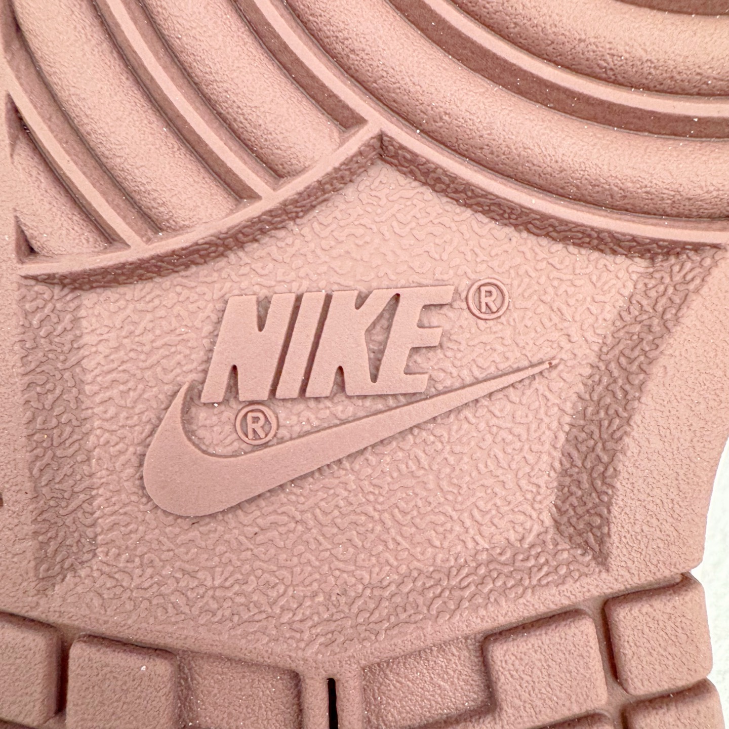 图片[19]-＃YC纯原 NK Dunk Low 粉梦副歌 FZ3611-208 此款灵感来源于粉色梦境，以低饱和灰调鞋面敲动芭蕾粉心跳，油蜡感皮革似雾霭流动的灰调画布，樱花粉Swoosh像笔刷轻松甩出高光亮点。附以解构双鞋带，增加视觉效果的同时，牢牢绑住了一整个春夏的OOTD灵感。整体设计实显复古风格，“耐脏”是设计师的预埋暗语，做旧才是最高级滤镜。定制系列天花板 无原鞋不开发 全系列得物原鞋一比一校对开发 配色持续更新中 终端对接 优势输出 全套原厂楦头原纸板数据档案倾力打造 原汁原味莞产 极致还原 圈内最强针车工艺 高端零售指定版 广东原厂配套原盒原标 鞋盒分三个尺码段 原厂冲刀 超高清洁度 全鞋零毛边皮料切割 采用原厂百宏鞋带以及原厂百宏织唛舌标 内标可供原厂几率过验 进口原装条纹中底布 四线拉帮白色点胶 原厂拉帮手法遵循公司 原厂电绣 极致还原 尺码：36 36.5 37.5 38 38.5 39 40-选品中心