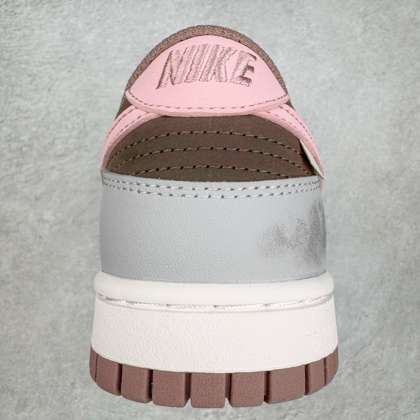 图片[8]-＃YC纯原 NK Dunk Low 粉梦副歌 FZ3611-208 此款灵感来源于粉色梦境，以低饱和灰调鞋面敲动芭蕾粉心跳，油蜡感皮革似雾霭流动的灰调画布，樱花粉Swoosh像笔刷轻松甩出高光亮点。附以解构双鞋带，增加视觉效果的同时，牢牢绑住了一整个春夏的OOTD灵感。整体设计实显复古风格，“耐脏”是设计师的预埋暗语，做旧才是最高级滤镜。定制系列天花板 无原鞋不开发 全系列得物原鞋一比一校对开发 配色持续更新中 终端对接 优势输出 全套原厂楦头原纸板数据档案倾力打造 原汁原味莞产 极致还原 圈内最强针车工艺 高端零售指定版 广东原厂配套原盒原标 鞋盒分三个尺码段 原厂冲刀 超高清洁度 全鞋零毛边皮料切割 采用原厂百宏鞋带以及原厂百宏织唛舌标 内标可供原厂几率过验 进口原装条纹中底布 四线拉帮白色点胶 原厂拉帮手法遵循公司 原厂电绣 极致还原 尺码：36 36.5 37.5 38 38.5 39 40-选品中心