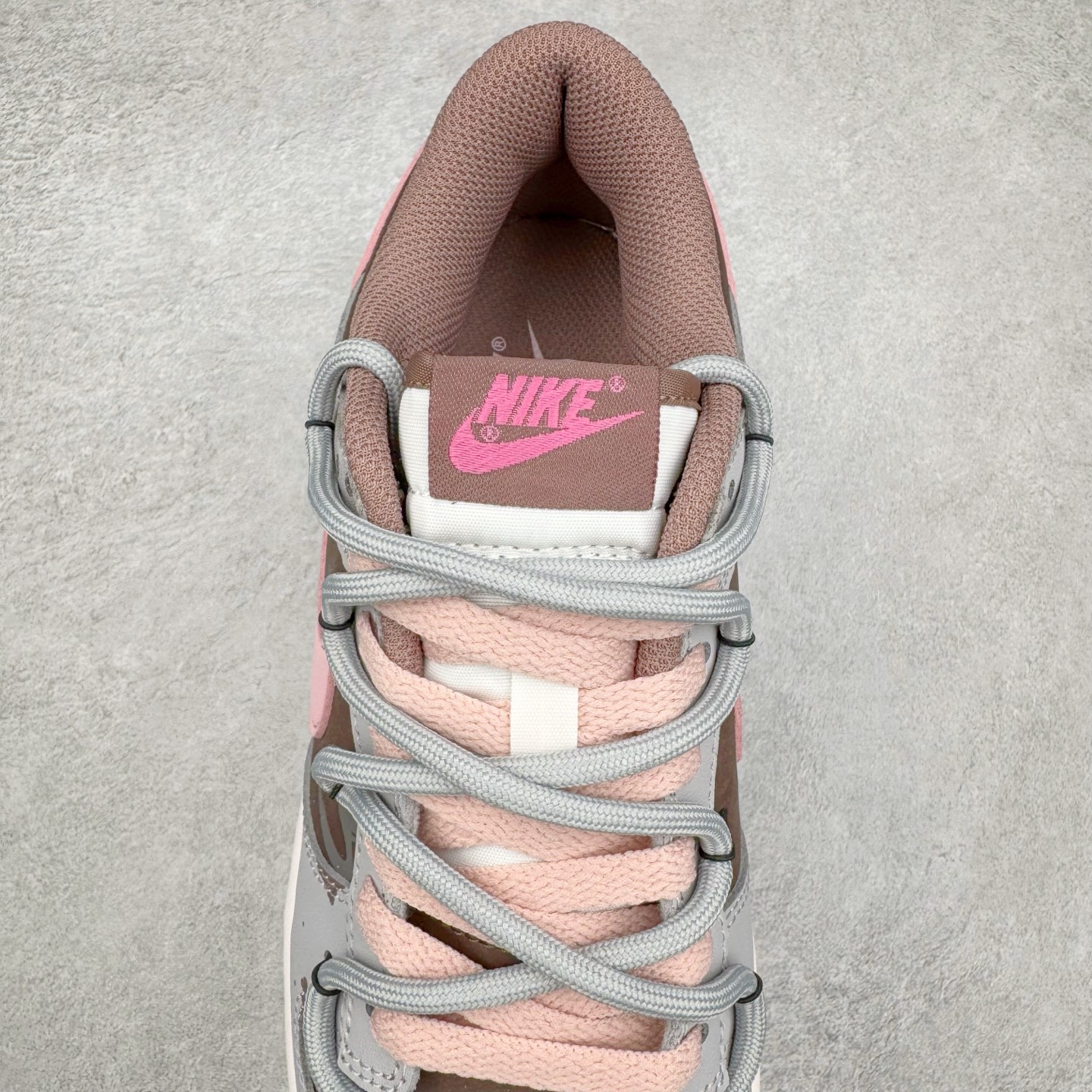 图片[5]-＃YC纯原 NK Dunk Low 粉梦副歌 FZ3611-208 此款灵感来源于粉色梦境，以低饱和灰调鞋面敲动芭蕾粉心跳，油蜡感皮革似雾霭流动的灰调画布，樱花粉Swoosh像笔刷轻松甩出高光亮点。附以解构双鞋带，增加视觉效果的同时，牢牢绑住了一整个春夏的OOTD灵感。整体设计实显复古风格，“耐脏”是设计师的预埋暗语，做旧才是最高级滤镜。定制系列天花板 无原鞋不开发 全系列得物原鞋一比一校对开发 配色持续更新中 终端对接 优势输出 全套原厂楦头原纸板数据档案倾力打造 原汁原味莞产 极致还原 圈内最强针车工艺 高端零售指定版 广东原厂配套原盒原标 鞋盒分三个尺码段 原厂冲刀 超高清洁度 全鞋零毛边皮料切割 采用原厂百宏鞋带以及原厂百宏织唛舌标 内标可供原厂几率过验 进口原装条纹中底布 四线拉帮白色点胶 原厂拉帮手法遵循公司 原厂电绣 极致还原 尺码：36 36.5 37.5 38 38.5 39 40-选品中心