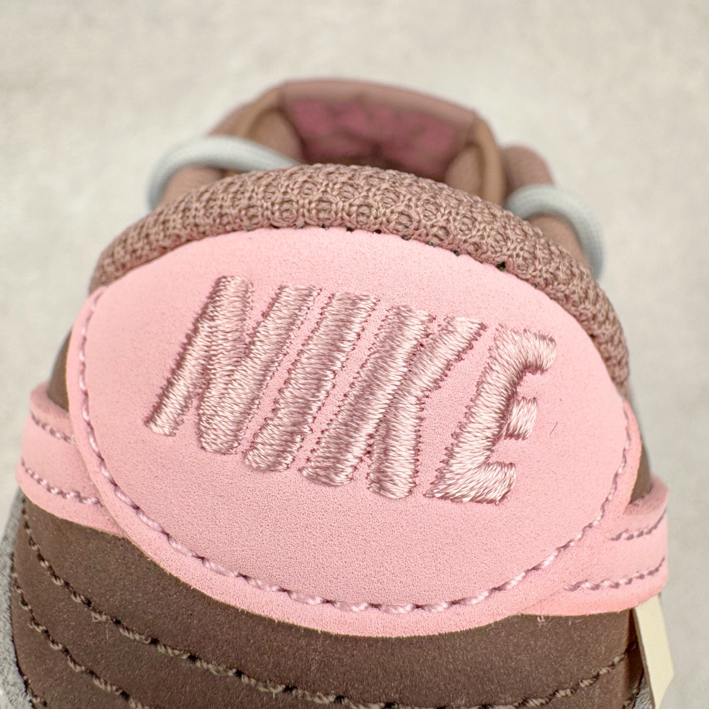 图片[14]-＃YC纯原 NK Dunk Low 粉梦副歌 FZ3611-208 此款灵感来源于粉色梦境，以低饱和灰调鞋面敲动芭蕾粉心跳，油蜡感皮革似雾霭流动的灰调画布，樱花粉Swoosh像笔刷轻松甩出高光亮点。附以解构双鞋带，增加视觉效果的同时，牢牢绑住了一整个春夏的OOTD灵感。整体设计实显复古风格，“耐脏”是设计师的预埋暗语，做旧才是最高级滤镜。定制系列天花板 无原鞋不开发 全系列得物原鞋一比一校对开发 配色持续更新中 终端对接 优势输出 全套原厂楦头原纸板数据档案倾力打造 原汁原味莞产 极致还原 圈内最强针车工艺 高端零售指定版 广东原厂配套原盒原标 鞋盒分三个尺码段 原厂冲刀 超高清洁度 全鞋零毛边皮料切割 采用原厂百宏鞋带以及原厂百宏织唛舌标 内标可供原厂几率过验 进口原装条纹中底布 四线拉帮白色点胶 原厂拉帮手法遵循公司 原厂电绣 极致还原 尺码：36 36.5 37.5 38 38.5 39 40-选品中心