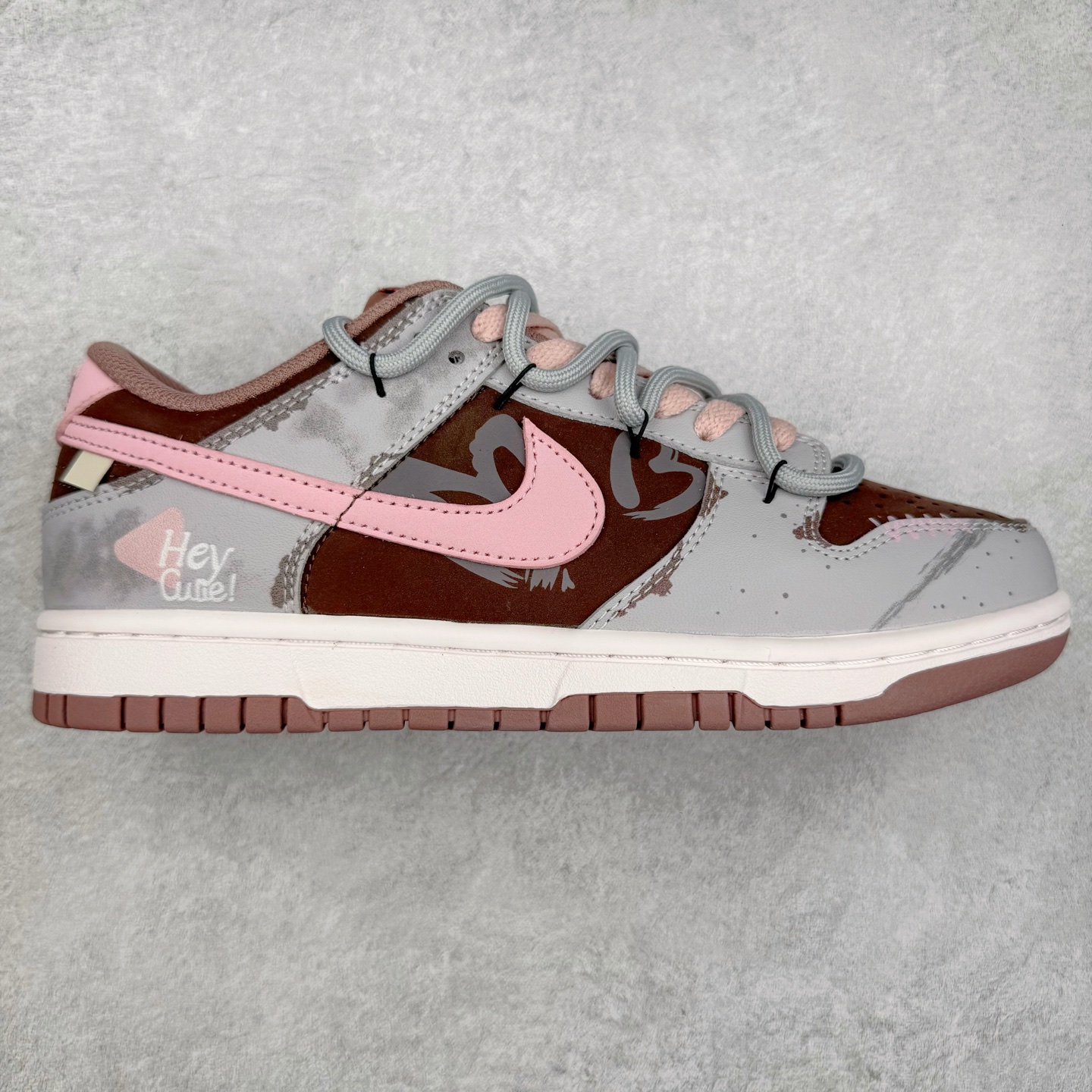 ＃YC纯原 NK Dunk Low 粉梦副歌 FZ3611-208 此款灵感来源于粉色梦境，以低饱和灰调鞋面敲动芭蕾粉心跳，油蜡感皮革似雾霭流动的灰调画布，樱花粉Swoosh像笔刷轻松甩出高光亮点。附以解构双鞋带，增加视觉效果的同时，牢牢绑住了一整个春夏的OOTD灵感。整体设计实显复古风格，“耐脏”是设计师的预埋暗语，做旧才是最高级滤镜。定制系列天花板 无原鞋不开发 全系列得物原鞋一比一校对开发 配色持续更新中 终端对接 优势输出 全套原厂楦头原纸板数据档案倾力打造 原汁原味莞产 极致还原 圈内最强针车工艺 高端零售指定版 广东原厂配套原盒原标 鞋盒分三个尺码段 原厂冲刀 超高清洁度 全鞋零毛边皮料切割 采用原厂百宏鞋带以及原厂百宏织唛舌标 内标可供原厂几率过验 进口原装条纹中底布 四线拉帮白色点胶 原厂拉帮手法遵循公司 原厂电绣 极致还原 尺码：36 36.5 37.5 38 38.5 39 40-选品中心