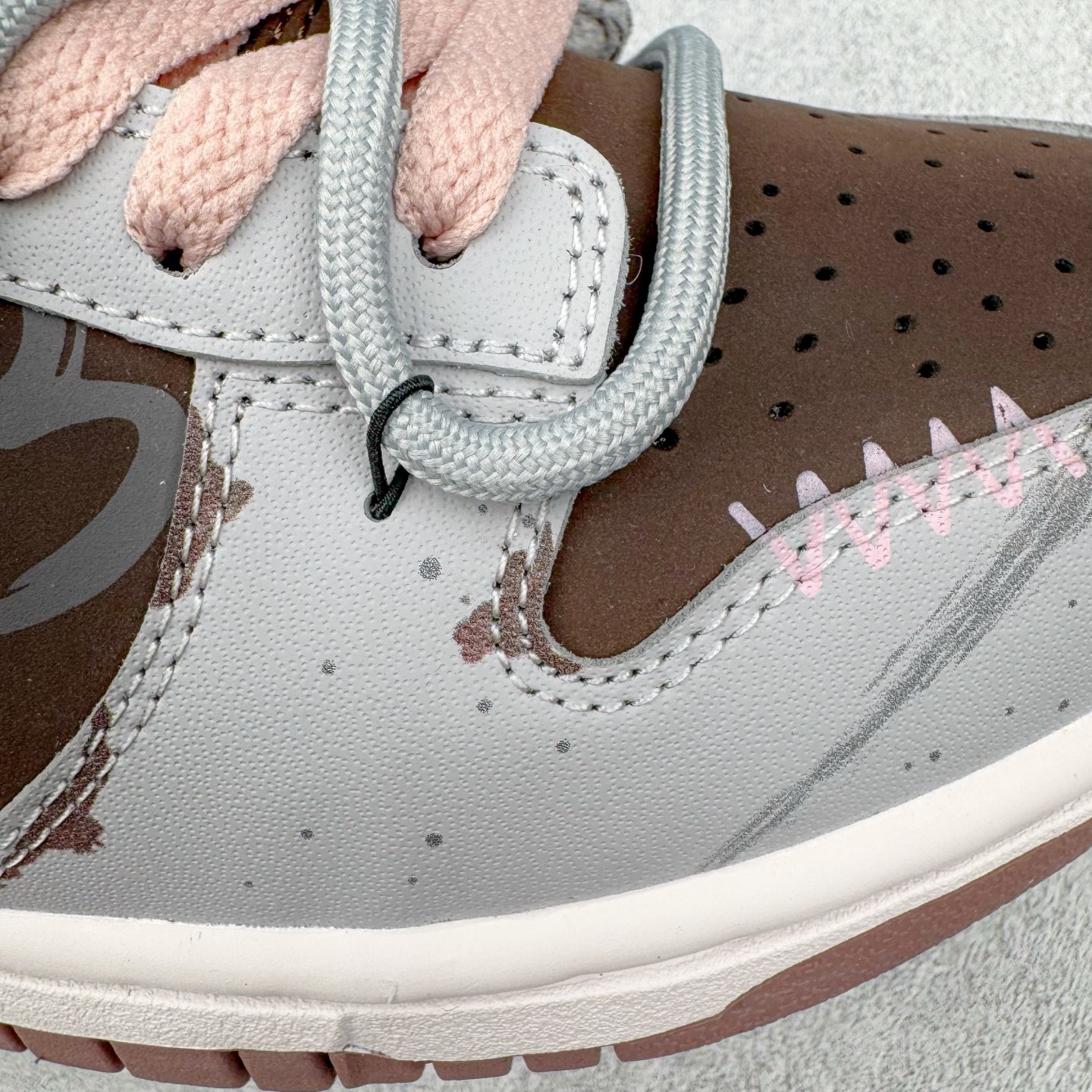 图片[18]-＃YC纯原 NK Dunk Low 粉梦副歌 FZ3611-208 此款灵感来源于粉色梦境，以低饱和灰调鞋面敲动芭蕾粉心跳，油蜡感皮革似雾霭流动的灰调画布，樱花粉Swoosh像笔刷轻松甩出高光亮点。附以解构双鞋带，增加视觉效果的同时，牢牢绑住了一整个春夏的OOTD灵感。整体设计实显复古风格，“耐脏”是设计师的预埋暗语，做旧才是最高级滤镜。定制系列天花板 无原鞋不开发 全系列得物原鞋一比一校对开发 配色持续更新中 终端对接 优势输出 全套原厂楦头原纸板数据档案倾力打造 原汁原味莞产 极致还原 圈内最强针车工艺 高端零售指定版 广东原厂配套原盒原标 鞋盒分三个尺码段 原厂冲刀 超高清洁度 全鞋零毛边皮料切割 采用原厂百宏鞋带以及原厂百宏织唛舌标 内标可供原厂几率过验 进口原装条纹中底布 四线拉帮白色点胶 原厂拉帮手法遵循公司 原厂电绣 极致还原 尺码：36 36.5 37.5 38 38.5 39 40-选品中心