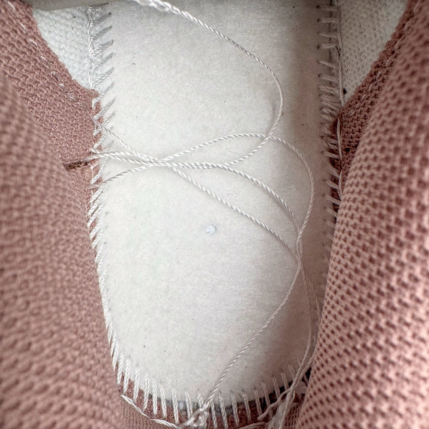 图片[10]-＃YC纯原 NK Dunk Low 粉梦副歌 FZ3611-208 此款灵感来源于粉色梦境，以低饱和灰调鞋面敲动芭蕾粉心跳，油蜡感皮革似雾霭流动的灰调画布，樱花粉Swoosh像笔刷轻松甩出高光亮点。附以解构双鞋带，增加视觉效果的同时，牢牢绑住了一整个春夏的OOTD灵感。整体设计实显复古风格，“耐脏”是设计师的预埋暗语，做旧才是最高级滤镜。定制系列天花板 无原鞋不开发 全系列得物原鞋一比一校对开发 配色持续更新中 终端对接 优势输出 全套原厂楦头原纸板数据档案倾力打造 原汁原味莞产 极致还原 圈内最强针车工艺 高端零售指定版 广东原厂配套原盒原标 鞋盒分三个尺码段 原厂冲刀 超高清洁度 全鞋零毛边皮料切割 采用原厂百宏鞋带以及原厂百宏织唛舌标 内标可供原厂几率过验 进口原装条纹中底布 四线拉帮白色点胶 原厂拉帮手法遵循公司 原厂电绣 极致还原 尺码：36 36.5 37.5 38 38.5 39 40-选品中心