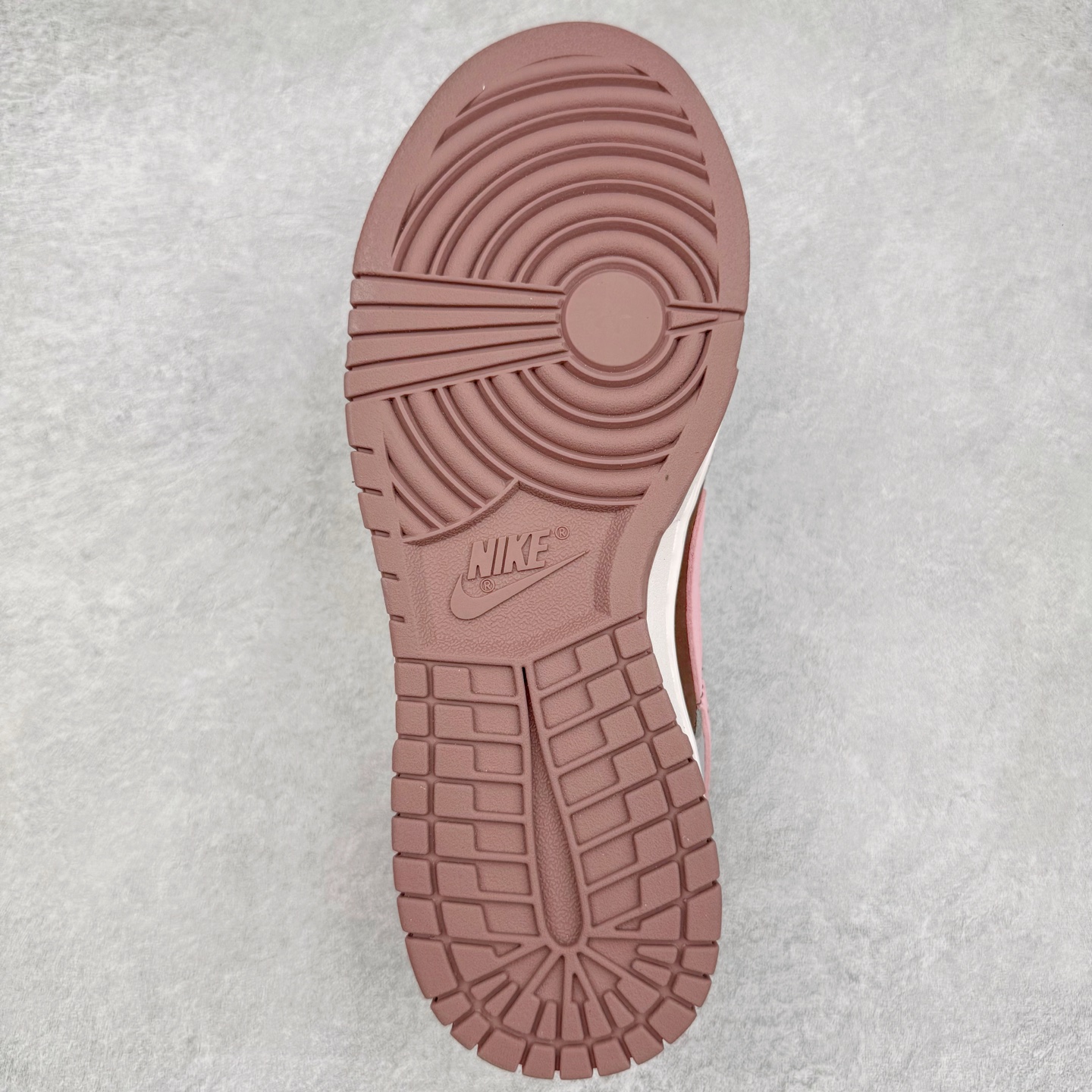 图片[9]-＃YC纯原 NK Dunk Low 粉梦副歌 FZ3611-208 此款灵感来源于粉色梦境，以低饱和灰调鞋面敲动芭蕾粉心跳，油蜡感皮革似雾霭流动的灰调画布，樱花粉Swoosh像笔刷轻松甩出高光亮点。附以解构双鞋带，增加视觉效果的同时，牢牢绑住了一整个春夏的OOTD灵感。整体设计实显复古风格，“耐脏”是设计师的预埋暗语，做旧才是最高级滤镜。定制系列天花板 无原鞋不开发 全系列得物原鞋一比一校对开发 配色持续更新中 终端对接 优势输出 全套原厂楦头原纸板数据档案倾力打造 原汁原味莞产 极致还原 圈内最强针车工艺 高端零售指定版 广东原厂配套原盒原标 鞋盒分三个尺码段 原厂冲刀 超高清洁度 全鞋零毛边皮料切割 采用原厂百宏鞋带以及原厂百宏织唛舌标 内标可供原厂几率过验 进口原装条纹中底布 四线拉帮白色点胶 原厂拉帮手法遵循公司 原厂电绣 极致还原 尺码：36 36.5 37.5 38 38.5 39 40-选品中心