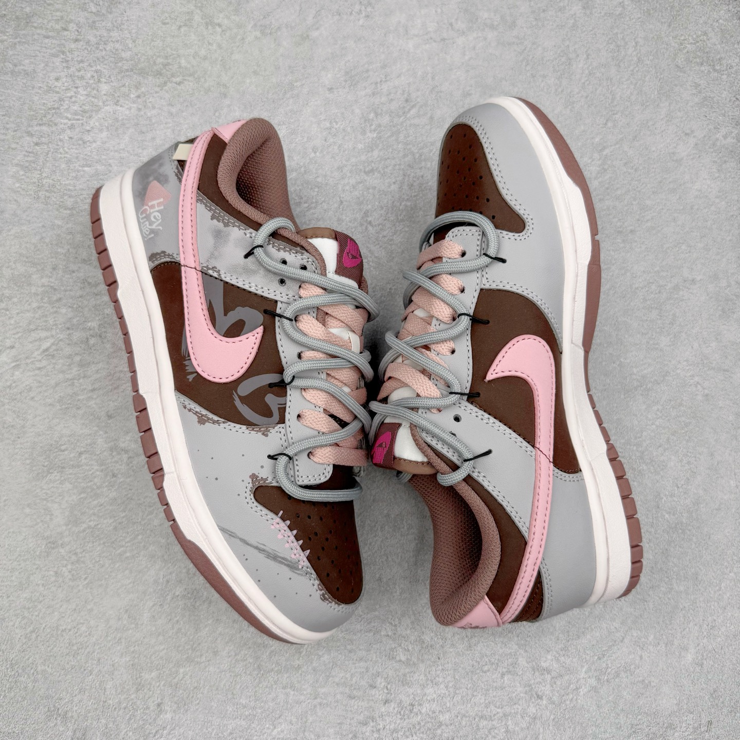 图片[3]-＃YC纯原 NK Dunk Low 粉梦副歌 FZ3611-208 此款灵感来源于粉色梦境，以低饱和灰调鞋面敲动芭蕾粉心跳，油蜡感皮革似雾霭流动的灰调画布，樱花粉Swoosh像笔刷轻松甩出高光亮点。附以解构双鞋带，增加视觉效果的同时，牢牢绑住了一整个春夏的OOTD灵感。整体设计实显复古风格，“耐脏”是设计师的预埋暗语，做旧才是最高级滤镜。定制系列天花板 无原鞋不开发 全系列得物原鞋一比一校对开发 配色持续更新中 终端对接 优势输出 全套原厂楦头原纸板数据档案倾力打造 原汁原味莞产 极致还原 圈内最强针车工艺 高端零售指定版 广东原厂配套原盒原标 鞋盒分三个尺码段 原厂冲刀 超高清洁度 全鞋零毛边皮料切割 采用原厂百宏鞋带以及原厂百宏织唛舌标 内标可供原厂几率过验 进口原装条纹中底布 四线拉帮白色点胶 原厂拉帮手法遵循公司 原厂电绣 极致还原 尺码：36 36.5 37.5 38 38.5 39 40-选品中心