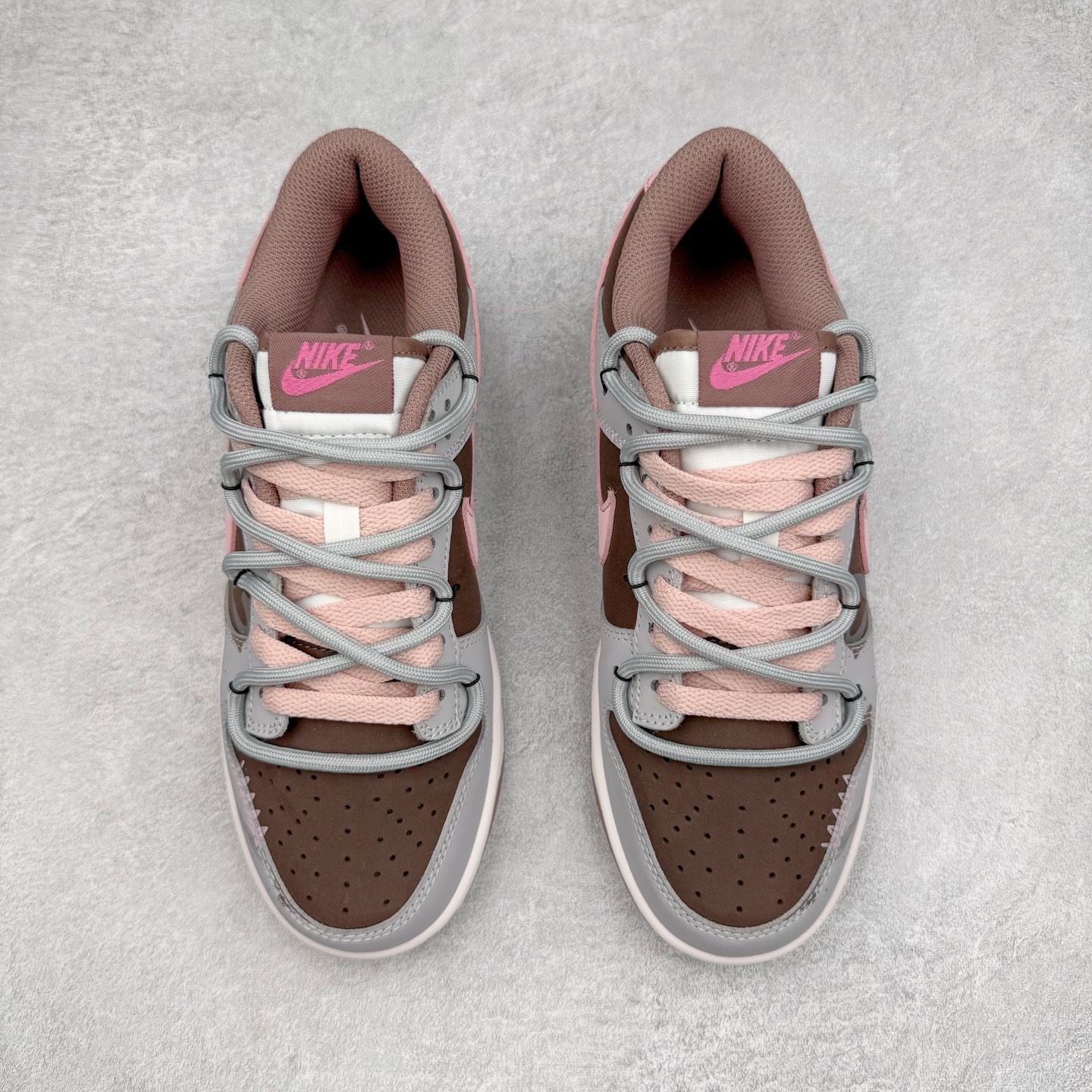 图片[2]-＃YC纯原 NK Dunk Low 粉梦副歌 FZ3611-208 此款灵感来源于粉色梦境，以低饱和灰调鞋面敲动芭蕾粉心跳，油蜡感皮革似雾霭流动的灰调画布，樱花粉Swoosh像笔刷轻松甩出高光亮点。附以解构双鞋带，增加视觉效果的同时，牢牢绑住了一整个春夏的OOTD灵感。整体设计实显复古风格，“耐脏”是设计师的预埋暗语，做旧才是最高级滤镜。定制系列天花板 无原鞋不开发 全系列得物原鞋一比一校对开发 配色持续更新中 终端对接 优势输出 全套原厂楦头原纸板数据档案倾力打造 原汁原味莞产 极致还原 圈内最强针车工艺 高端零售指定版 广东原厂配套原盒原标 鞋盒分三个尺码段 原厂冲刀 超高清洁度 全鞋零毛边皮料切割 采用原厂百宏鞋带以及原厂百宏织唛舌标 内标可供原厂几率过验 进口原装条纹中底布 四线拉帮白色点胶 原厂拉帮手法遵循公司 原厂电绣 极致还原 尺码：36 36.5 37.5 38 38.5 39 40-选品中心