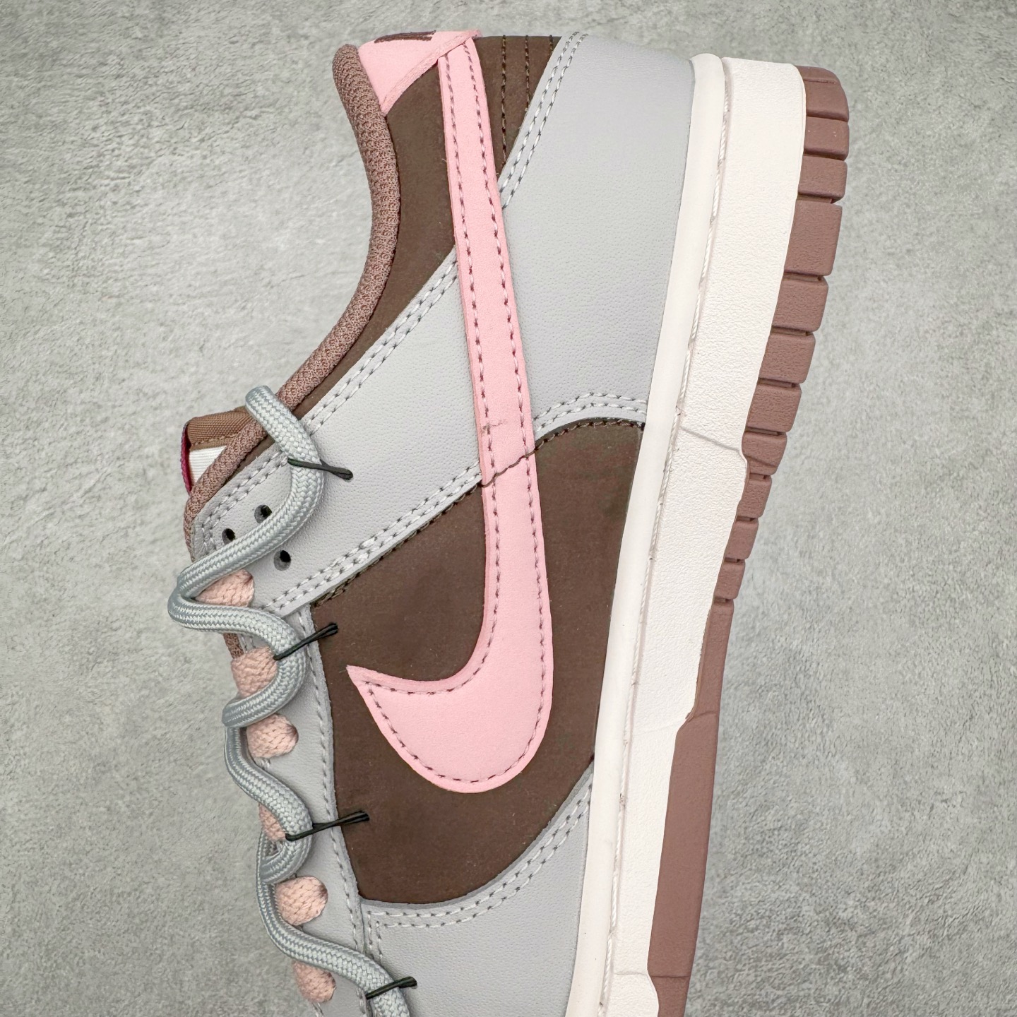 图片[7]-＃YC纯原 NK Dunk Low 粉梦副歌 FZ3611-208 此款灵感来源于粉色梦境，以低饱和灰调鞋面敲动芭蕾粉心跳，油蜡感皮革似雾霭流动的灰调画布，樱花粉Swoosh像笔刷轻松甩出高光亮点。附以解构双鞋带，增加视觉效果的同时，牢牢绑住了一整个春夏的OOTD灵感。整体设计实显复古风格，“耐脏”是设计师的预埋暗语，做旧才是最高级滤镜。定制系列天花板 无原鞋不开发 全系列得物原鞋一比一校对开发 配色持续更新中 终端对接 优势输出 全套原厂楦头原纸板数据档案倾力打造 原汁原味莞产 极致还原 圈内最强针车工艺 高端零售指定版 广东原厂配套原盒原标 鞋盒分三个尺码段 原厂冲刀 超高清洁度 全鞋零毛边皮料切割 采用原厂百宏鞋带以及原厂百宏织唛舌标 内标可供原厂几率过验 进口原装条纹中底布 四线拉帮白色点胶 原厂拉帮手法遵循公司 原厂电绣 极致还原 尺码：36 36.5 37.5 38 38.5 39 40-选品中心