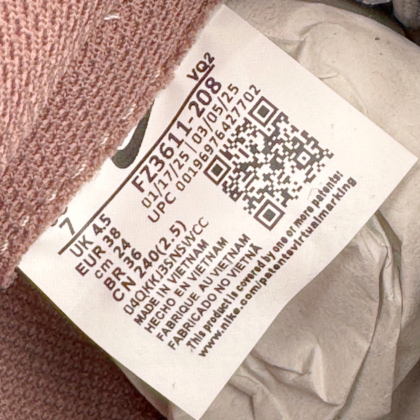 图片[11]-＃YC纯原 NK Dunk Low 粉梦副歌 FZ3611-208 此款灵感来源于粉色梦境，以低饱和灰调鞋面敲动芭蕾粉心跳，油蜡感皮革似雾霭流动的灰调画布，樱花粉Swoosh像笔刷轻松甩出高光亮点。附以解构双鞋带，增加视觉效果的同时，牢牢绑住了一整个春夏的OOTD灵感。整体设计实显复古风格，“耐脏”是设计师的预埋暗语，做旧才是最高级滤镜。定制系列天花板 无原鞋不开发 全系列得物原鞋一比一校对开发 配色持续更新中 终端对接 优势输出 全套原厂楦头原纸板数据档案倾力打造 原汁原味莞产 极致还原 圈内最强针车工艺 高端零售指定版 广东原厂配套原盒原标 鞋盒分三个尺码段 原厂冲刀 超高清洁度 全鞋零毛边皮料切割 采用原厂百宏鞋带以及原厂百宏织唛舌标 内标可供原厂几率过验 进口原装条纹中底布 四线拉帮白色点胶 原厂拉帮手法遵循公司 原厂电绣 极致还原 尺码：36 36.5 37.5 38 38.5 39 40-选品中心