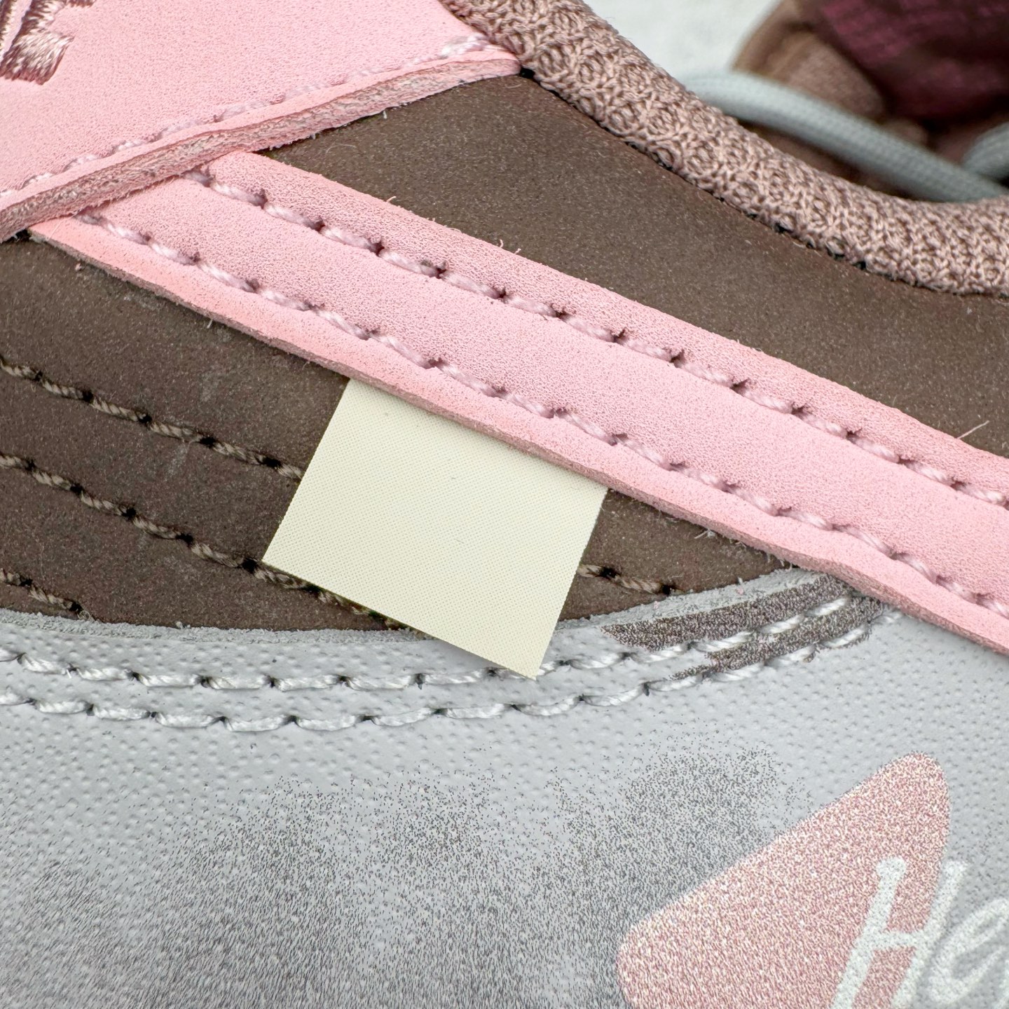 图片[15]-＃YC纯原 NK Dunk Low 粉梦副歌 FZ3611-208 此款灵感来源于粉色梦境，以低饱和灰调鞋面敲动芭蕾粉心跳，油蜡感皮革似雾霭流动的灰调画布，樱花粉Swoosh像笔刷轻松甩出高光亮点。附以解构双鞋带，增加视觉效果的同时，牢牢绑住了一整个春夏的OOTD灵感。整体设计实显复古风格，“耐脏”是设计师的预埋暗语，做旧才是最高级滤镜。定制系列天花板 无原鞋不开发 全系列得物原鞋一比一校对开发 配色持续更新中 终端对接 优势输出 全套原厂楦头原纸板数据档案倾力打造 原汁原味莞产 极致还原 圈内最强针车工艺 高端零售指定版 广东原厂配套原盒原标 鞋盒分三个尺码段 原厂冲刀 超高清洁度 全鞋零毛边皮料切割 采用原厂百宏鞋带以及原厂百宏织唛舌标 内标可供原厂几率过验 进口原装条纹中底布 四线拉帮白色点胶 原厂拉帮手法遵循公司 原厂电绣 极致还原 尺码：36 36.5 37.5 38 38.5 39 40-选品中心