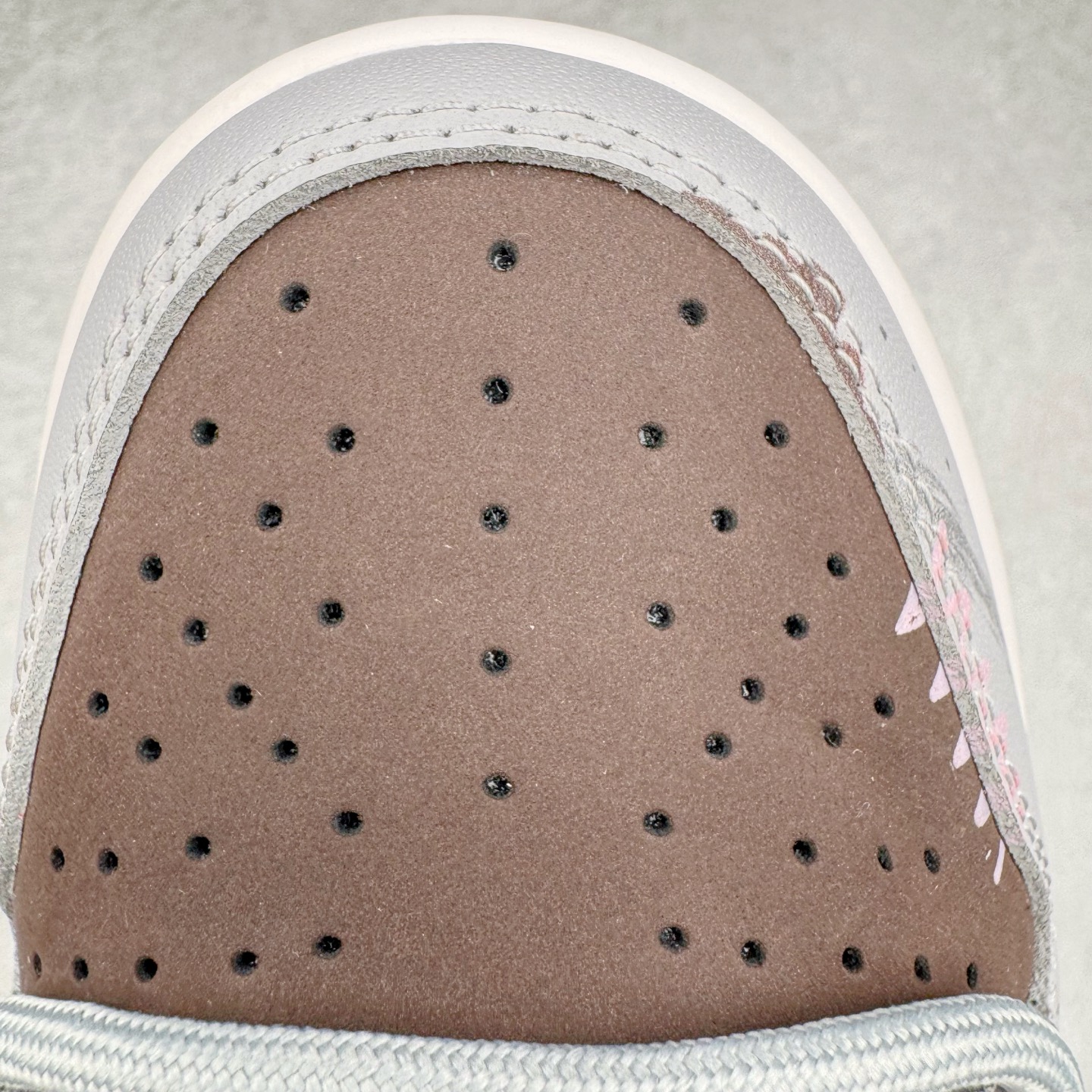 图片[13]-＃YC纯原 NK Dunk Low 粉梦副歌 FZ3611-208 此款灵感来源于粉色梦境，以低饱和灰调鞋面敲动芭蕾粉心跳，油蜡感皮革似雾霭流动的灰调画布，樱花粉Swoosh像笔刷轻松甩出高光亮点。附以解构双鞋带，增加视觉效果的同时，牢牢绑住了一整个春夏的OOTD灵感。整体设计实显复古风格，“耐脏”是设计师的预埋暗语，做旧才是最高级滤镜。定制系列天花板 无原鞋不开发 全系列得物原鞋一比一校对开发 配色持续更新中 终端对接 优势输出 全套原厂楦头原纸板数据档案倾力打造 原汁原味莞产 极致还原 圈内最强针车工艺 高端零售指定版 广东原厂配套原盒原标 鞋盒分三个尺码段 原厂冲刀 超高清洁度 全鞋零毛边皮料切割 采用原厂百宏鞋带以及原厂百宏织唛舌标 内标可供原厂几率过验 进口原装条纹中底布 四线拉帮白色点胶 原厂拉帮手法遵循公司 原厂电绣 极致还原 尺码：36 36.5 37.5 38 38.5 39 40-选品中心